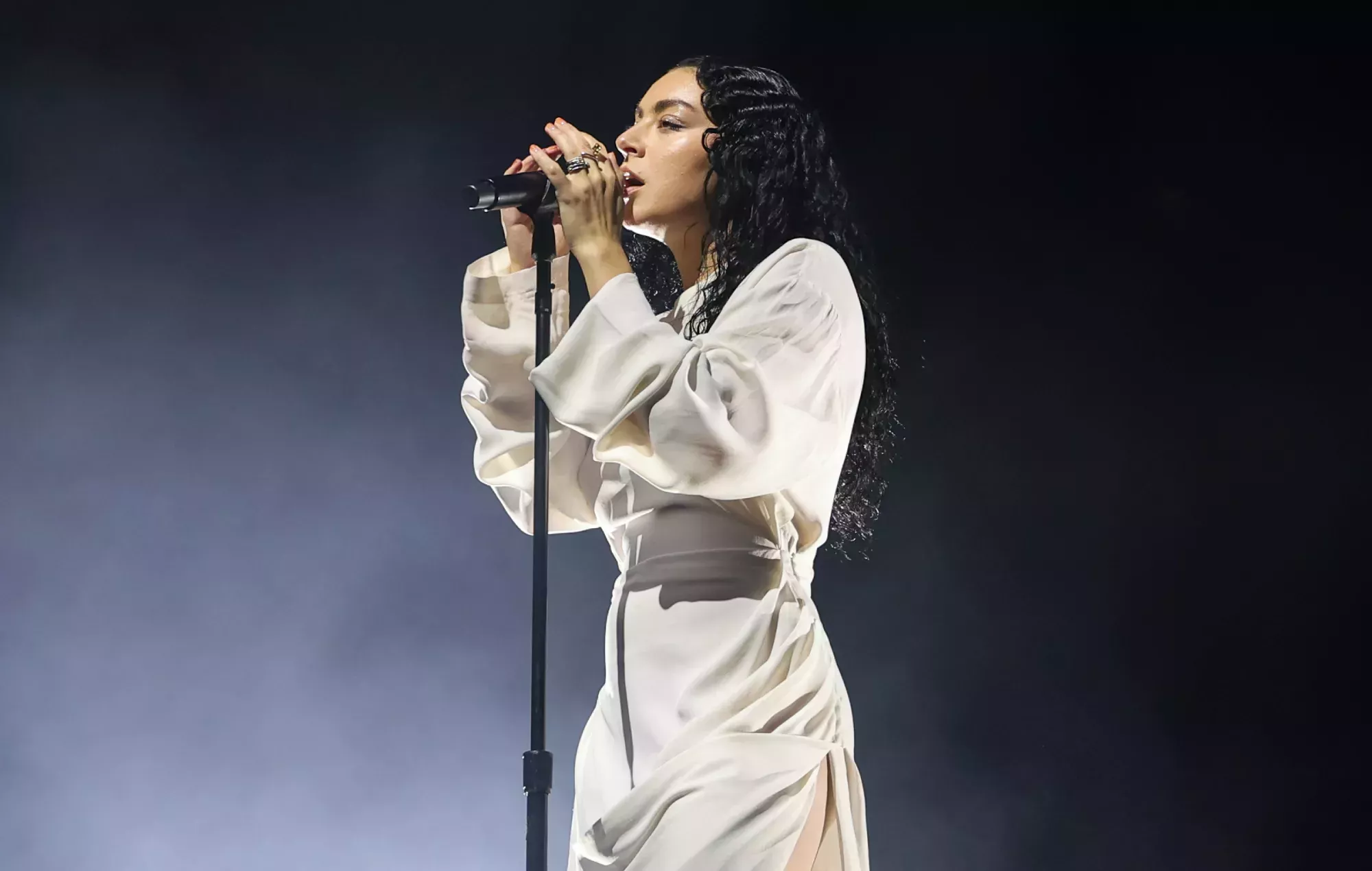 Charli XCX responde a las críticas por el 