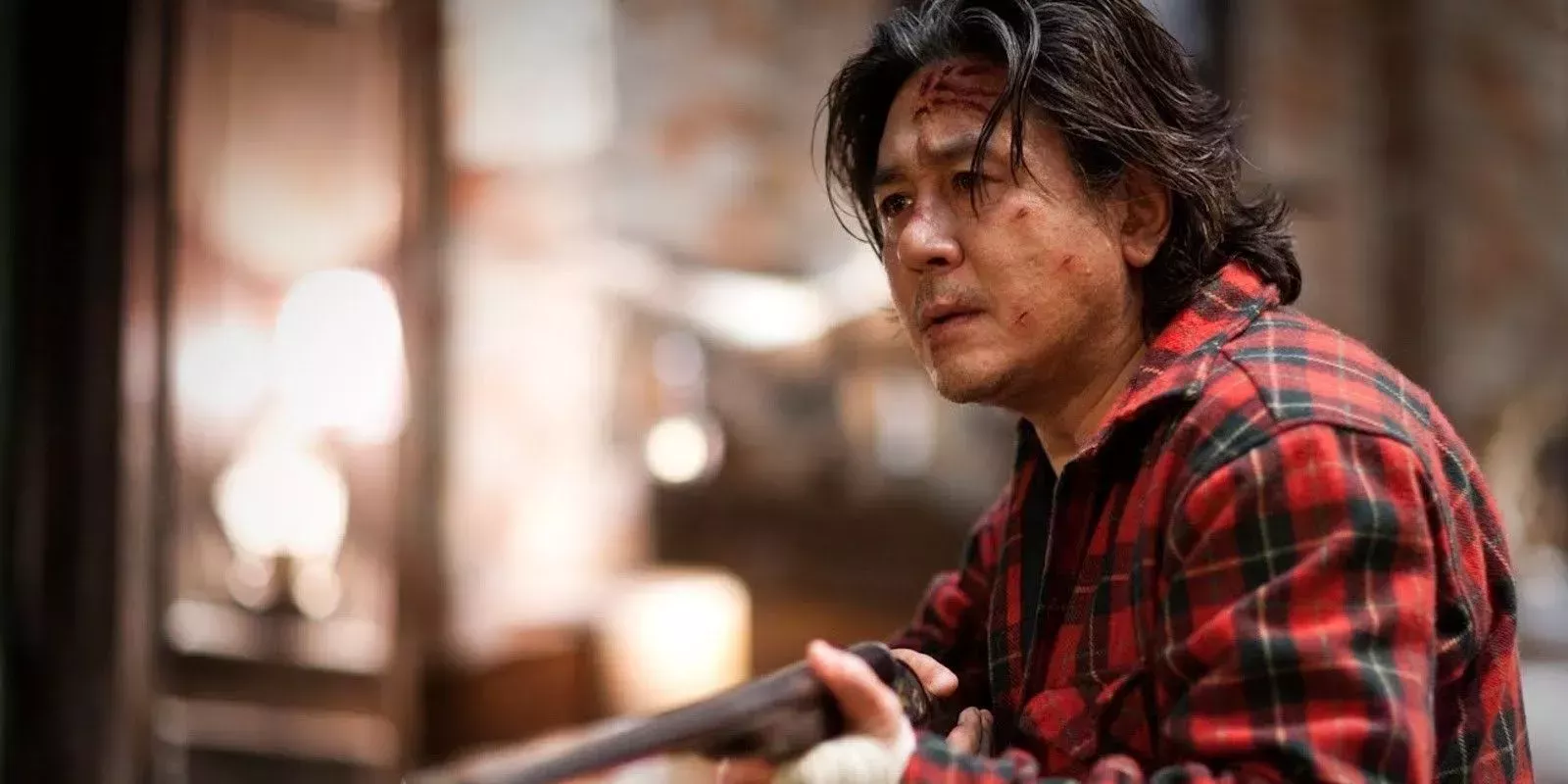 Choi Min-sik holds a shotgun in I Saw the Devil
