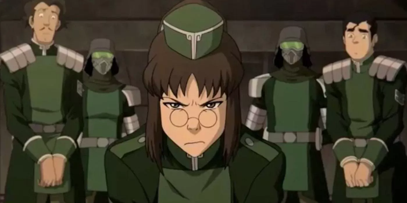 Zhu Li looks stern while wearing an earth empire uniform.