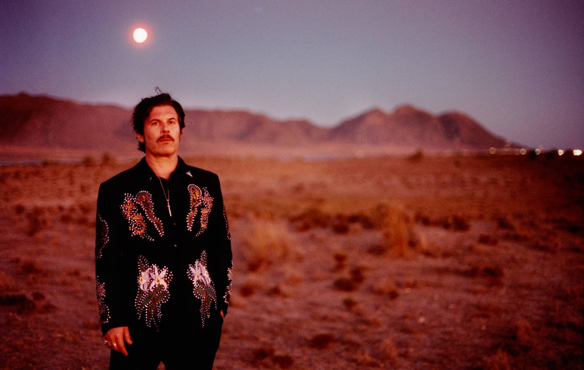 Ed Harcourt habla de su "reflexivo" nuevo álbum y de su trabajo con Sophie Ellis-Bextor y Lisa Marie Presley