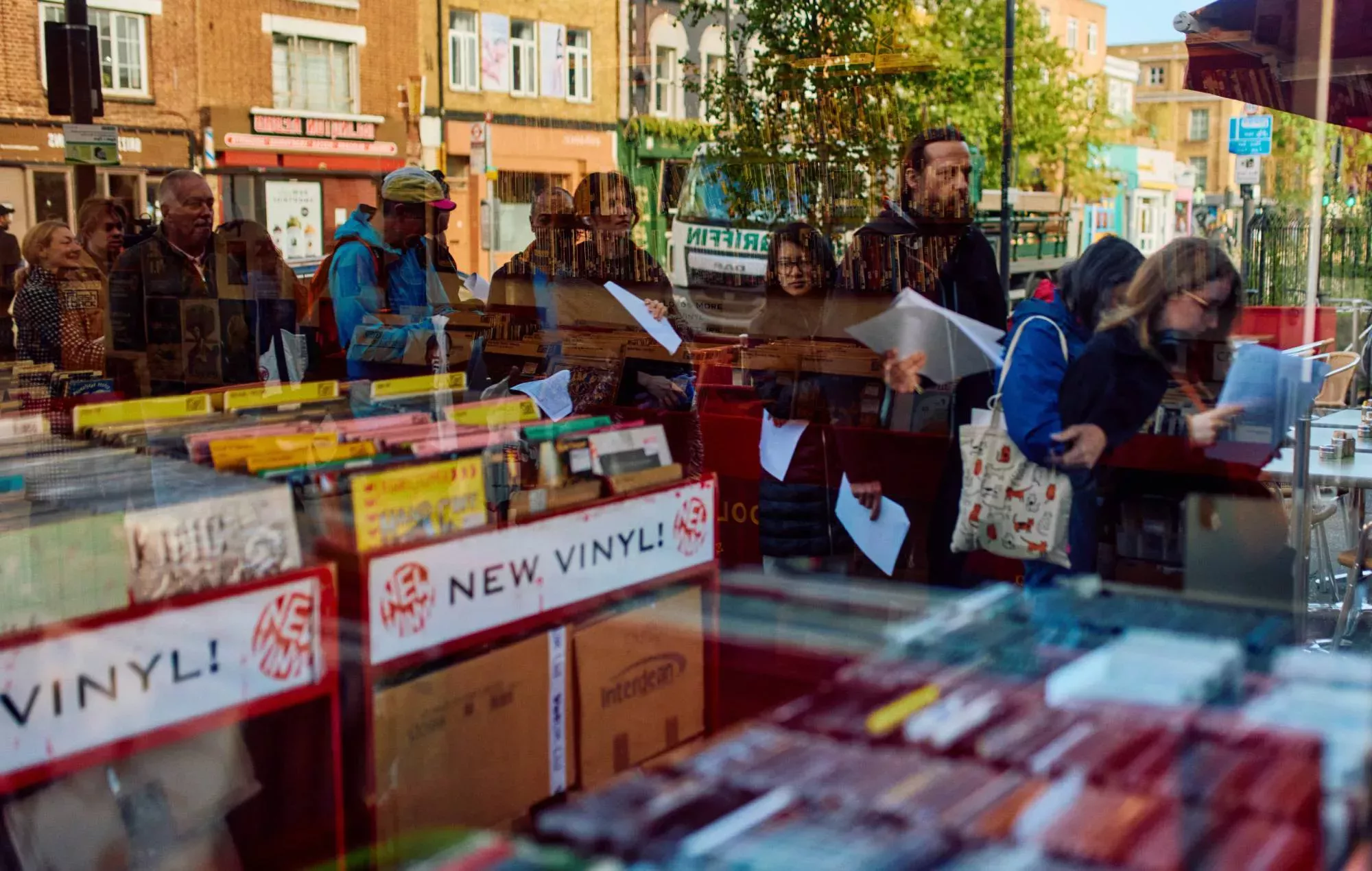 En el Record Store Day 2024, los fans hacen cola para hacerse con ediciones limitadas