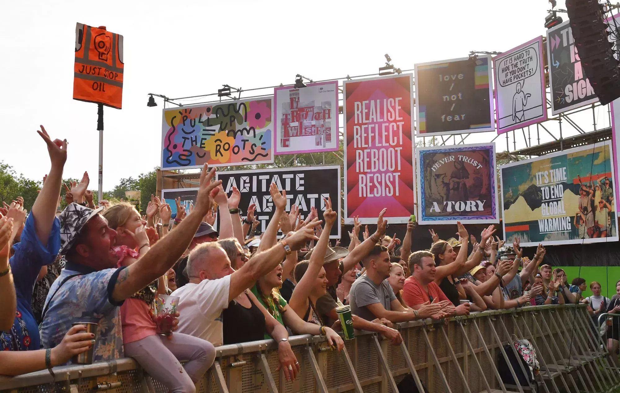 Glastonbury comparte el cartel masivo de la zona Shangri-La para 2024 con Kneecap, Bob Vylan, Lambrini Girls, Gorgon City y más