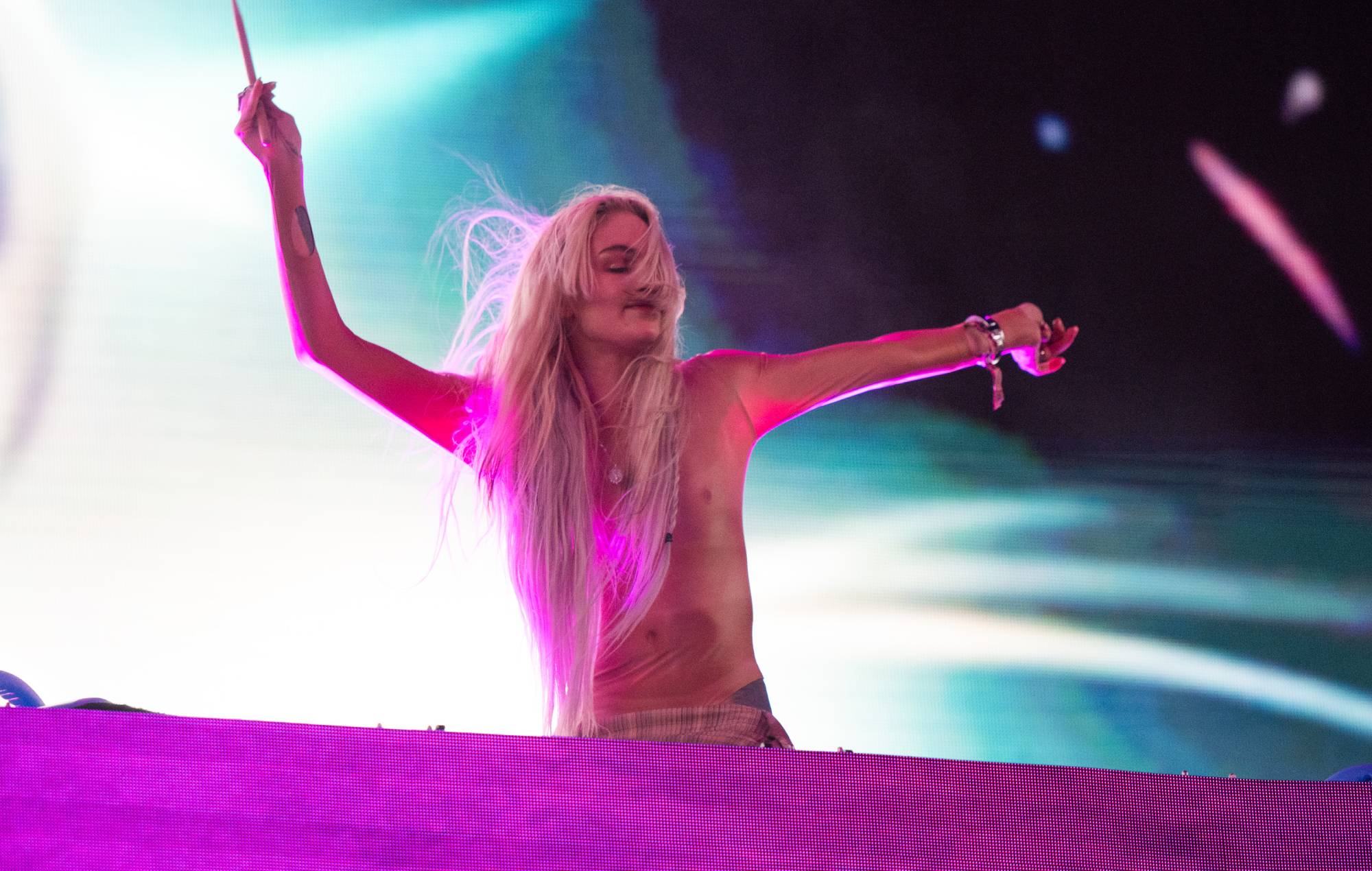 Grimes comparte aftermovie sobre "truco" fallido en set de Coachella