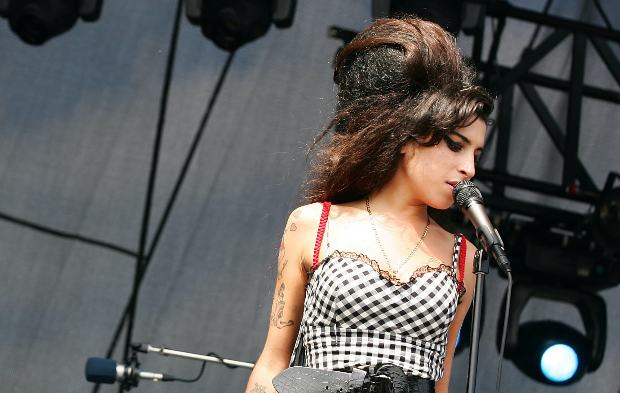 Imágenes inéditas de Amy Winehouse en el nuevo lyric video de "Tears Dry On Their Own
