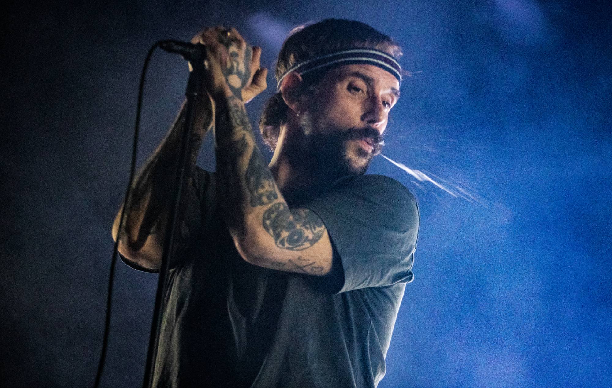 Joe Talbot, de IDLES, sobre qué canción es "como un mal corte de pelo": "Por eso no la tocamos: no soy yo"