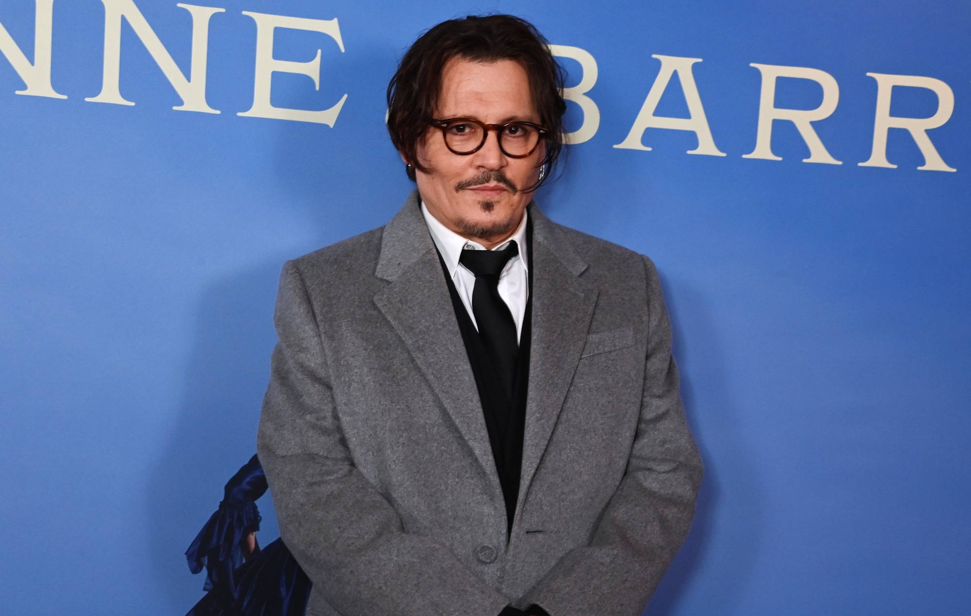 Johnny Depp arremete contra Hollywood y dice que "me tiraron a la papelera"