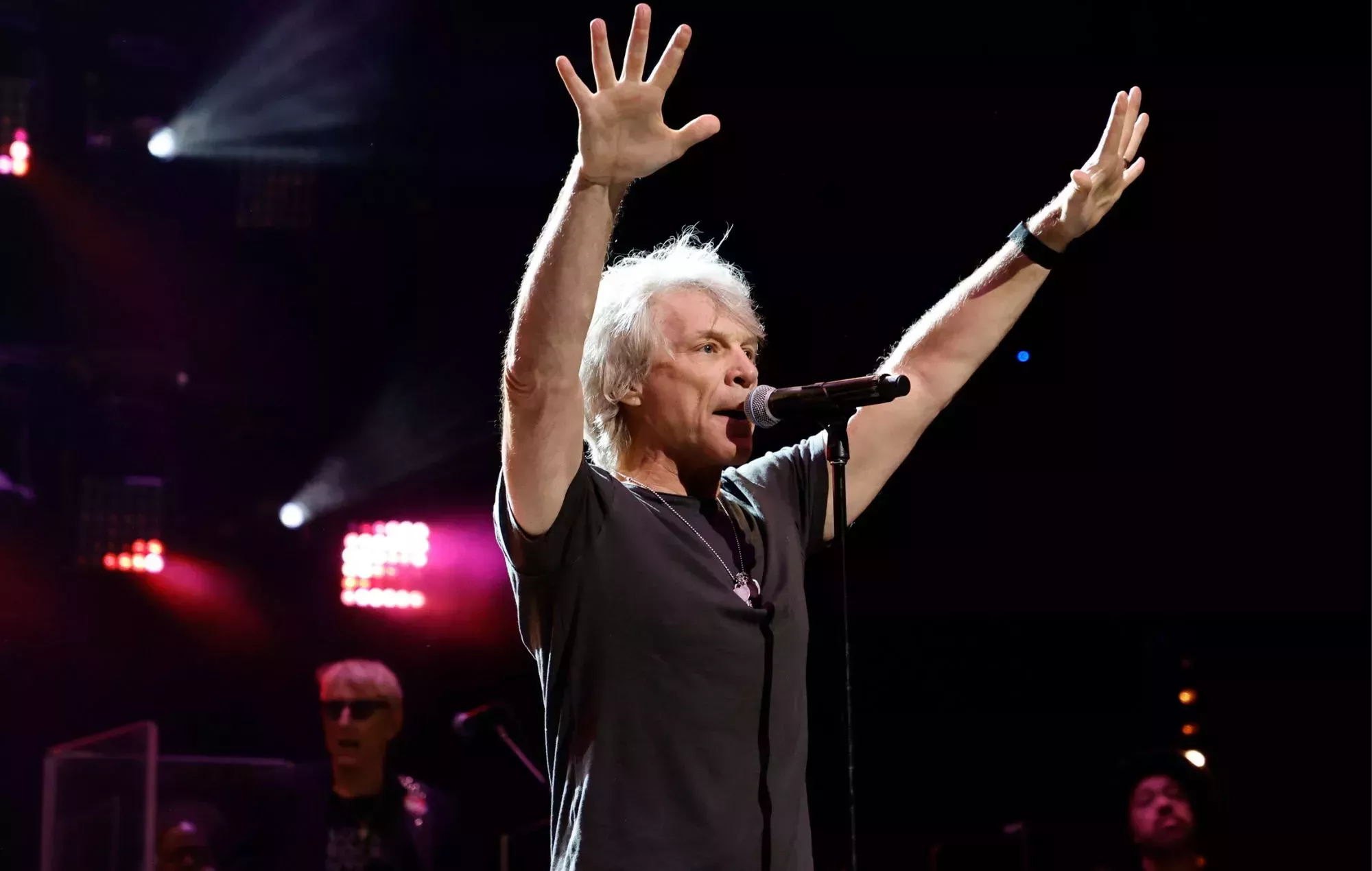 Jon Bon Jovi podría no volver a cantar en directo: 