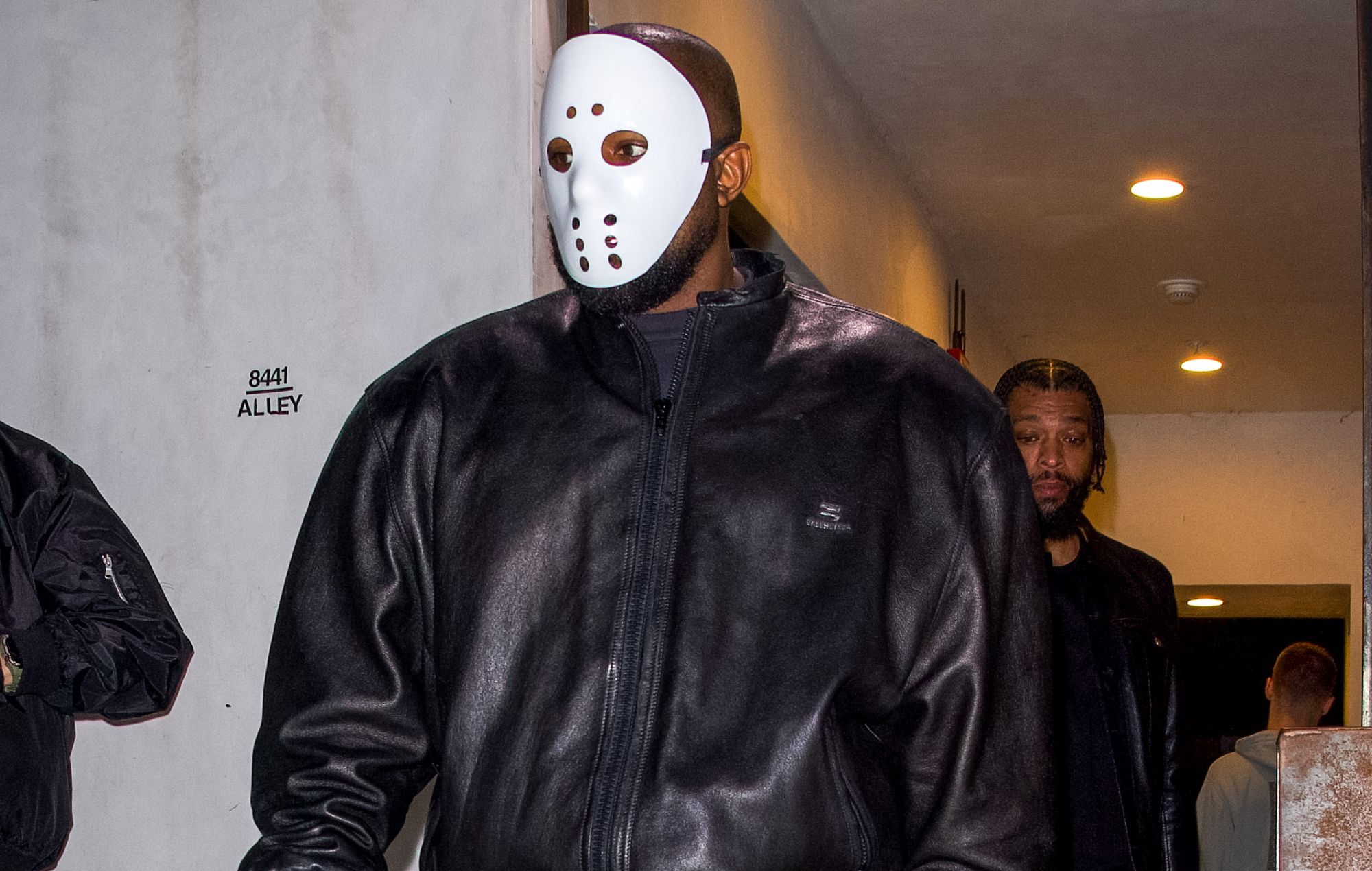 Kanye West acusado de discriminación racial por un ex guardia de seguridad 