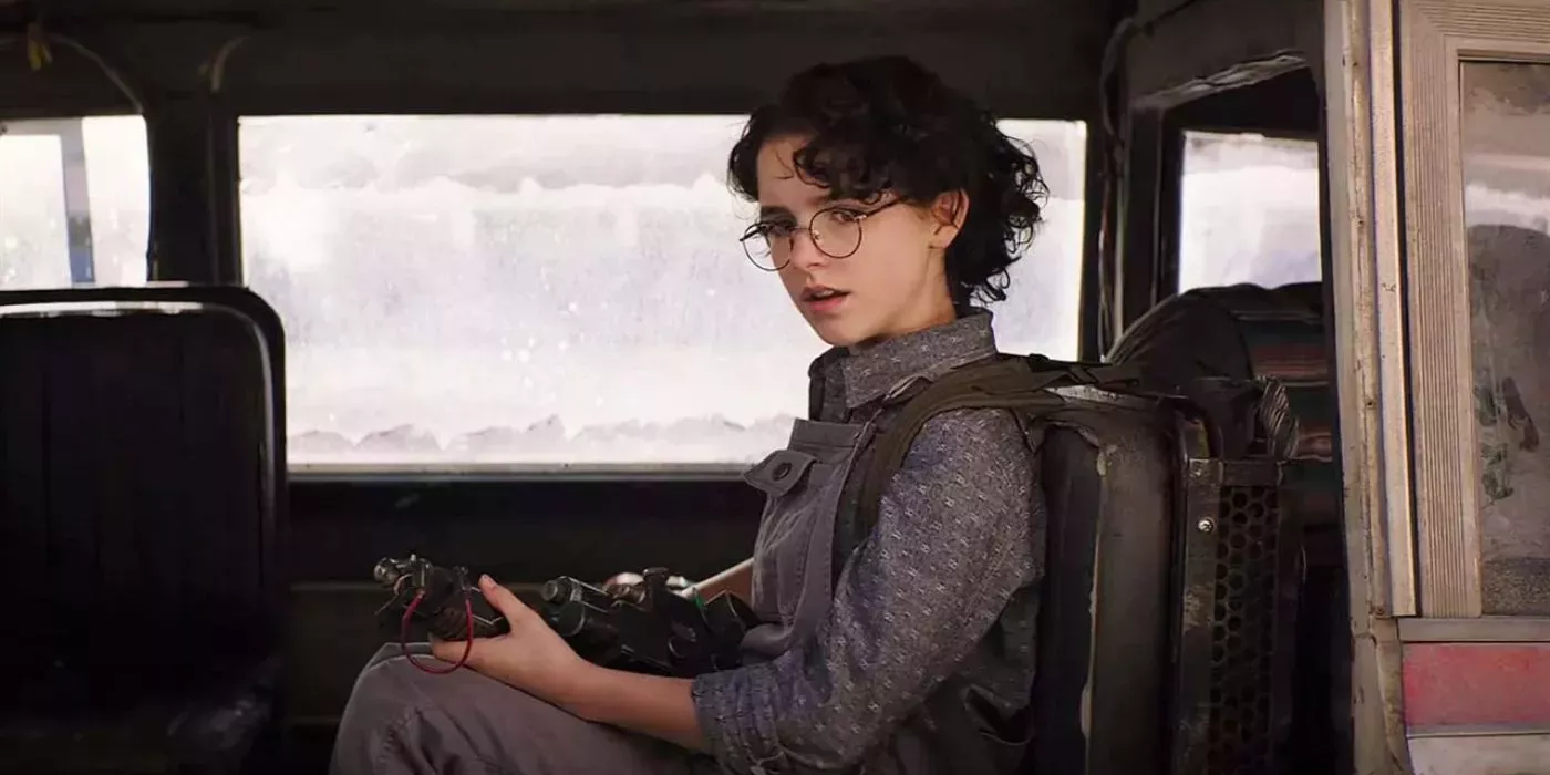 Mckenna Grace holdng a particle thrower in Ghostbusters
