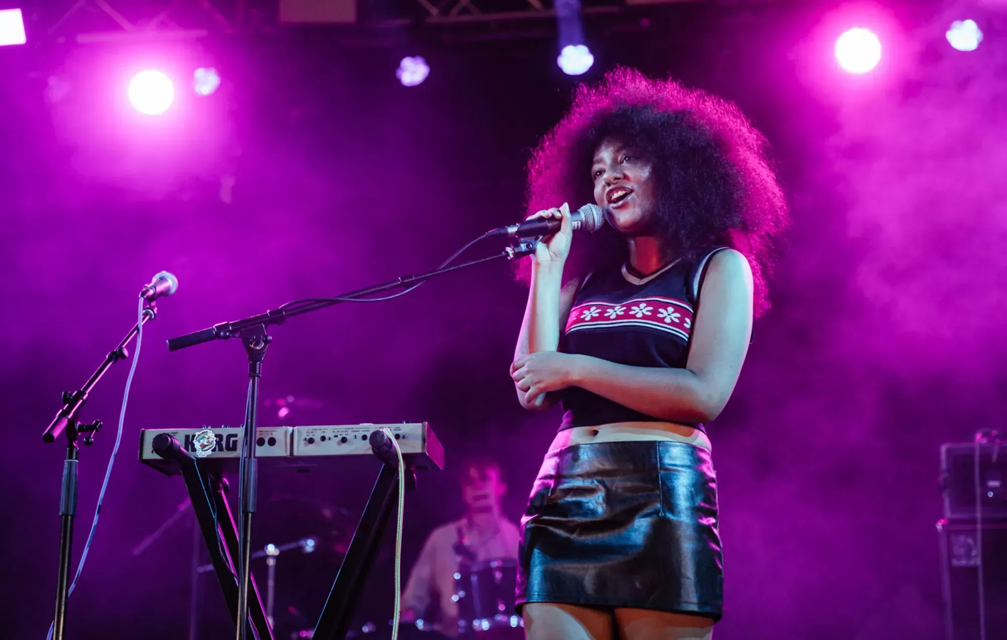 Lily Fontaine, de English Teacher, grita a su madre en la portada de su álbum debut