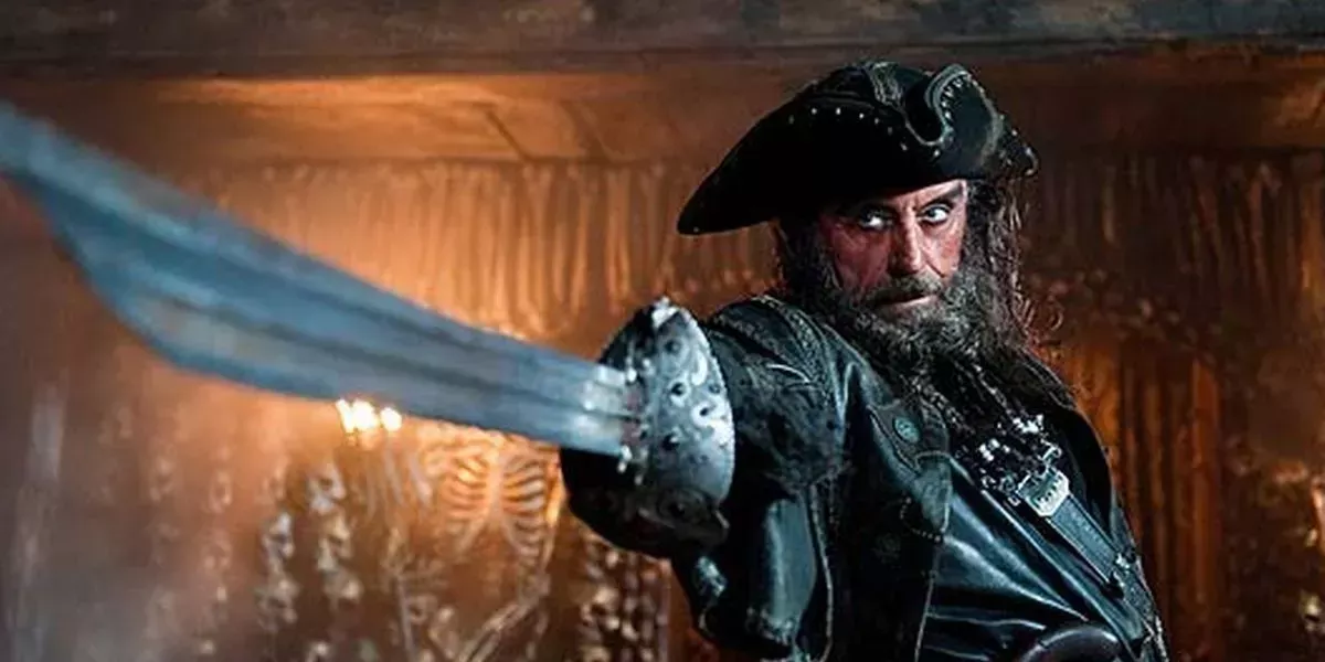 Ian McShane as Blackbeard holding his sword in front of him in Pirates of the Caribbean