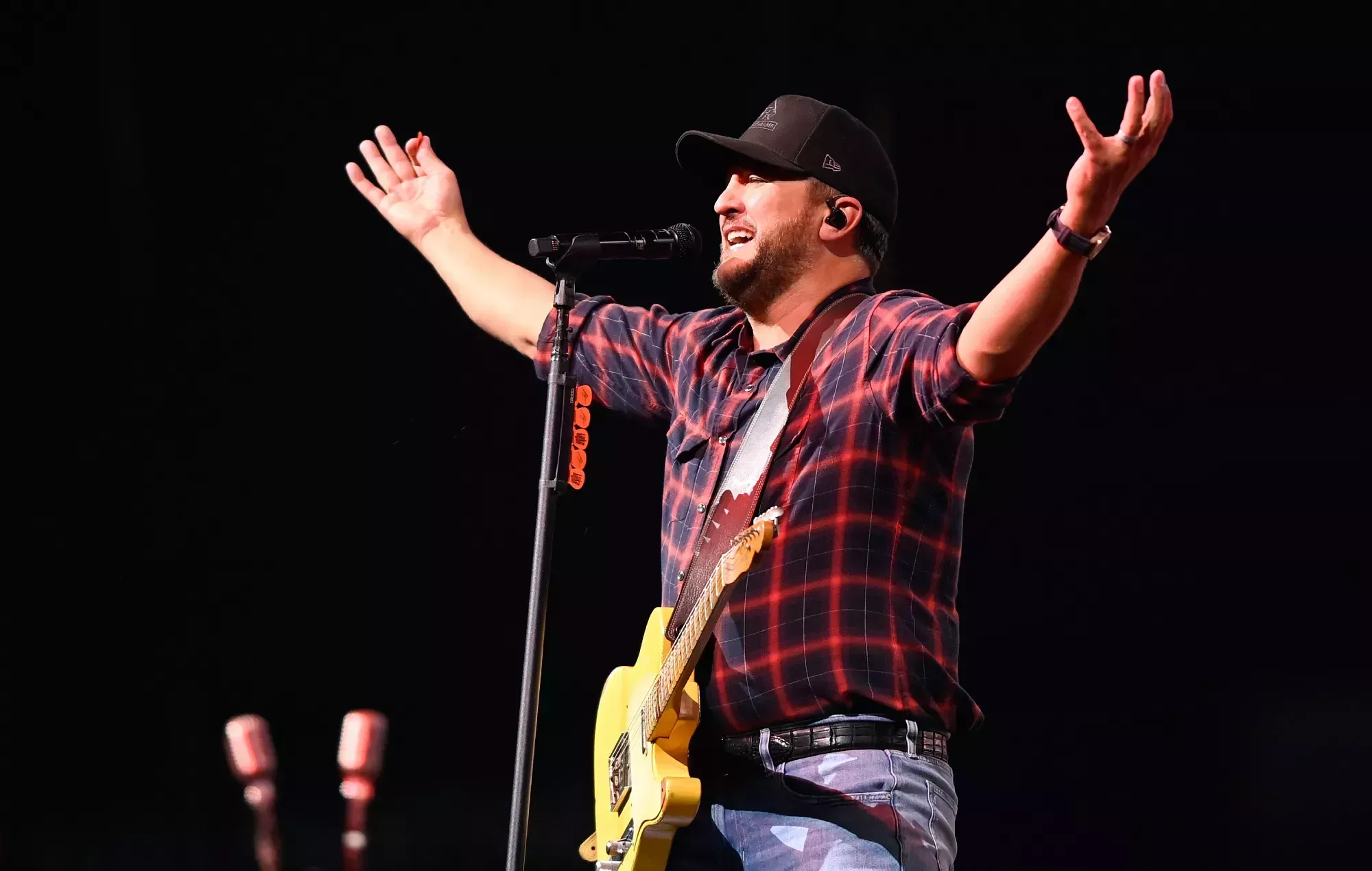Luke Bryan se cae en el escenario tras resbalar con el teléfono de una fan: 