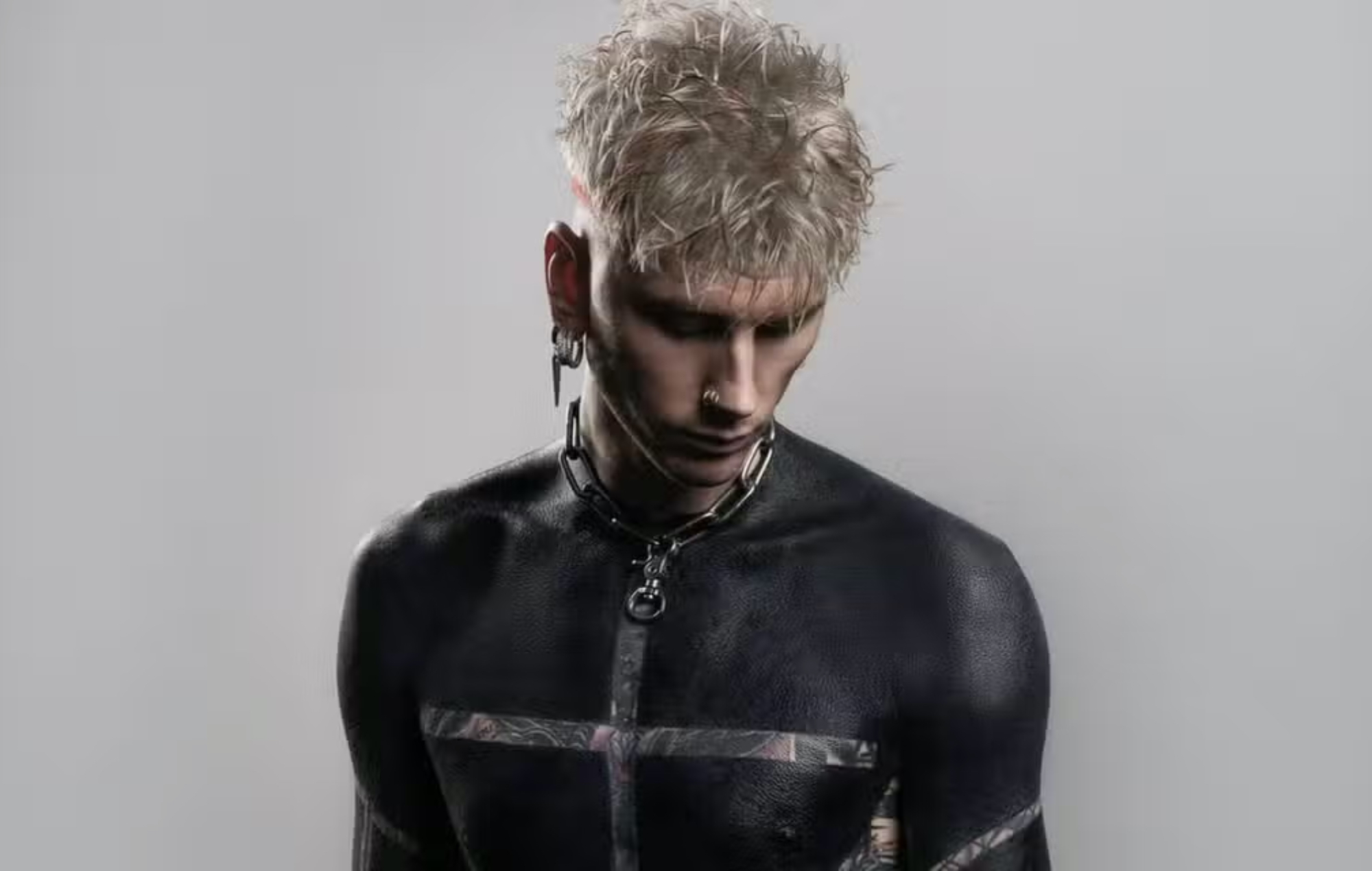 Machine Gun Kelly describe extenuantes sesiones de tatuajes en blackout: "La mierda más dolorosa que he experimentado"