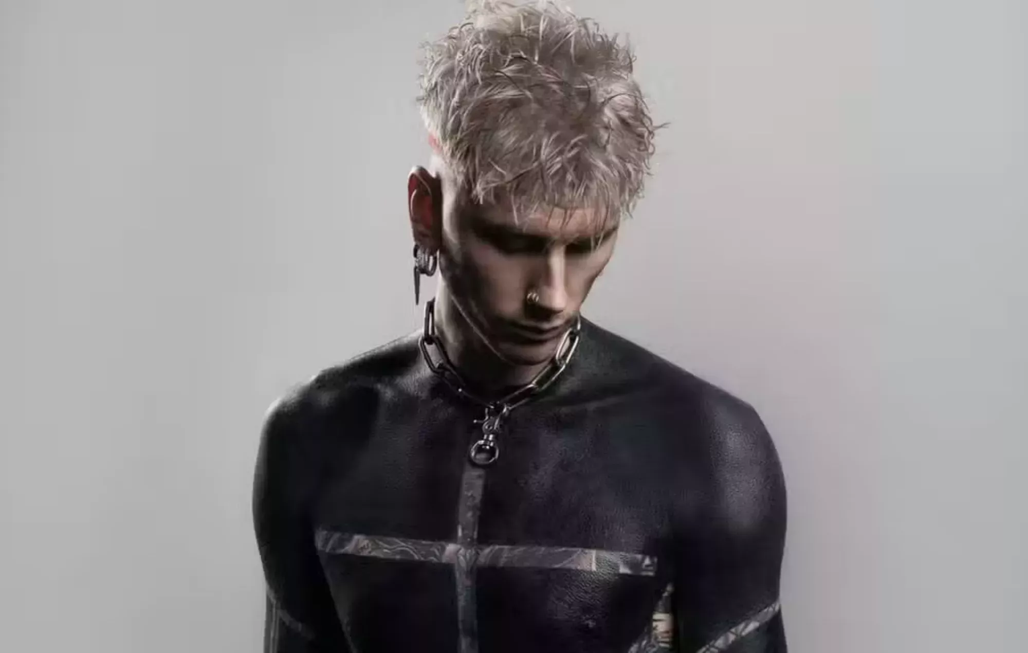 Machine Gun Kelly describe extenuantes sesiones de tatuajes en blackout: 