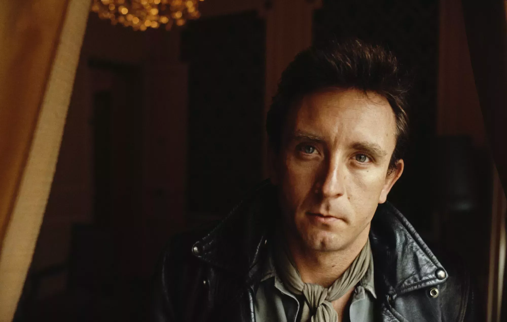 Midge Ure rinde homenaje a Chris Cross, bajista de Ultravox, fallecido a los 71 años.