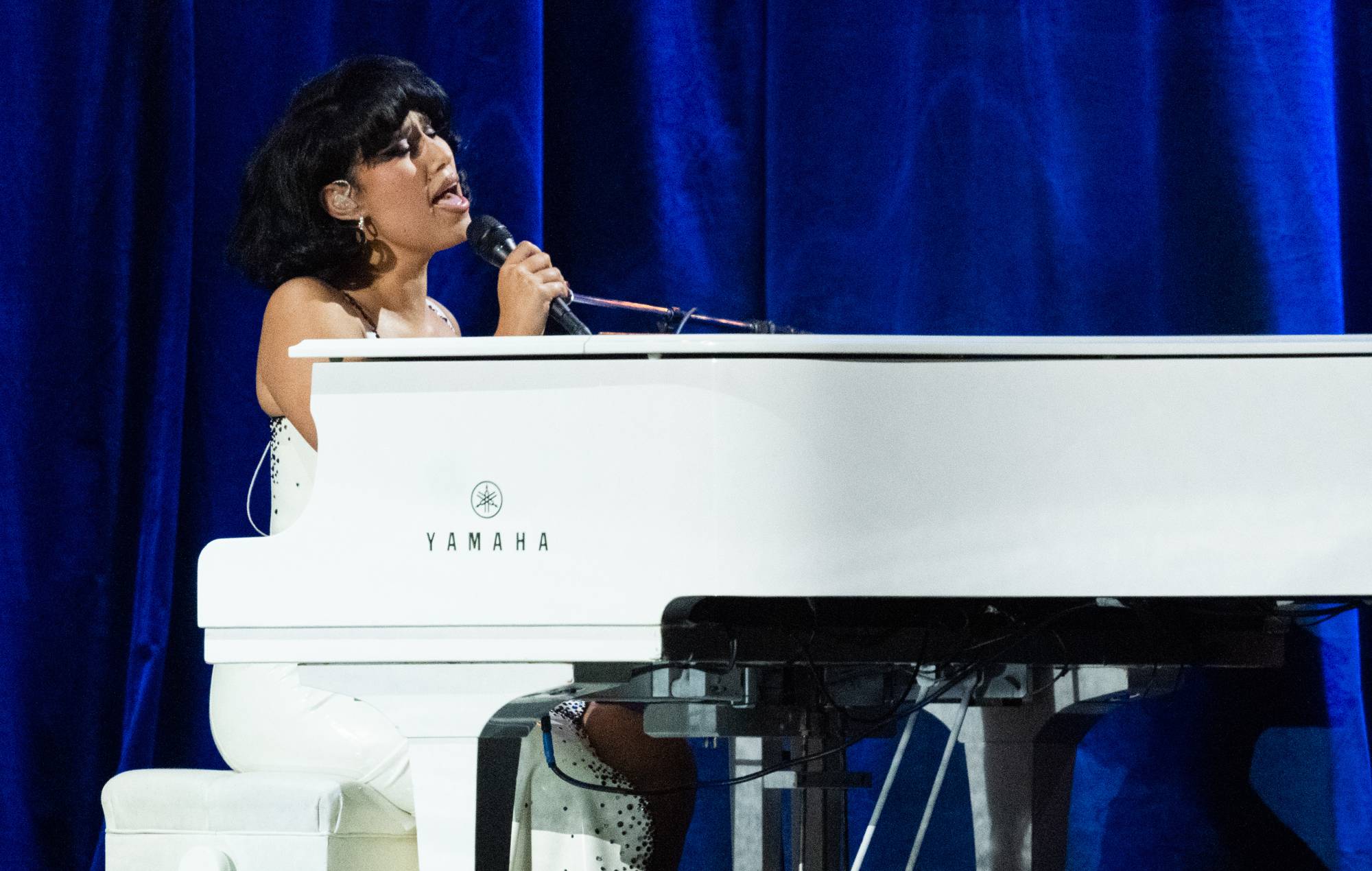 Mira a RAYE interpretar 'Worth It' y 'Let There Be Light' en 'Saturday Night Live'