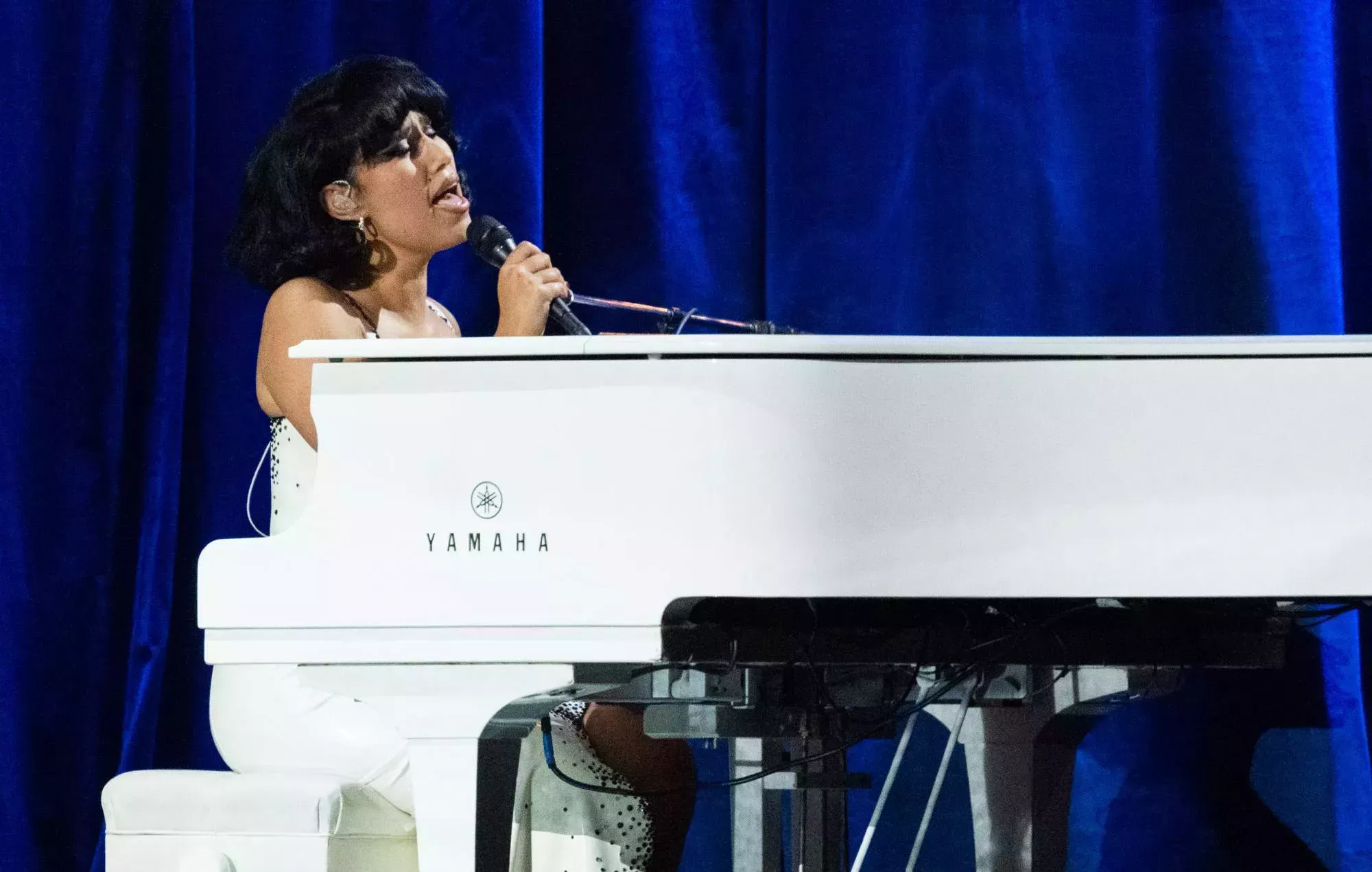 Mira a RAYE interpretar 'Worth It' y 'Let There Be Light' en 'Saturday Night Live'