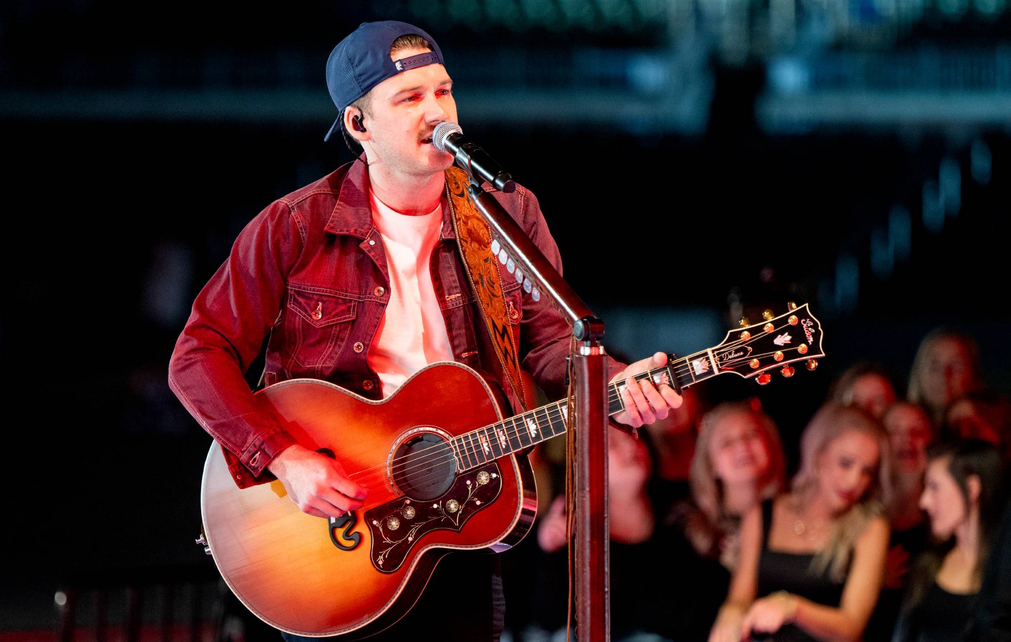 Morgan Wallen se disculpa por arrojar una silla desde el tejado de un bar