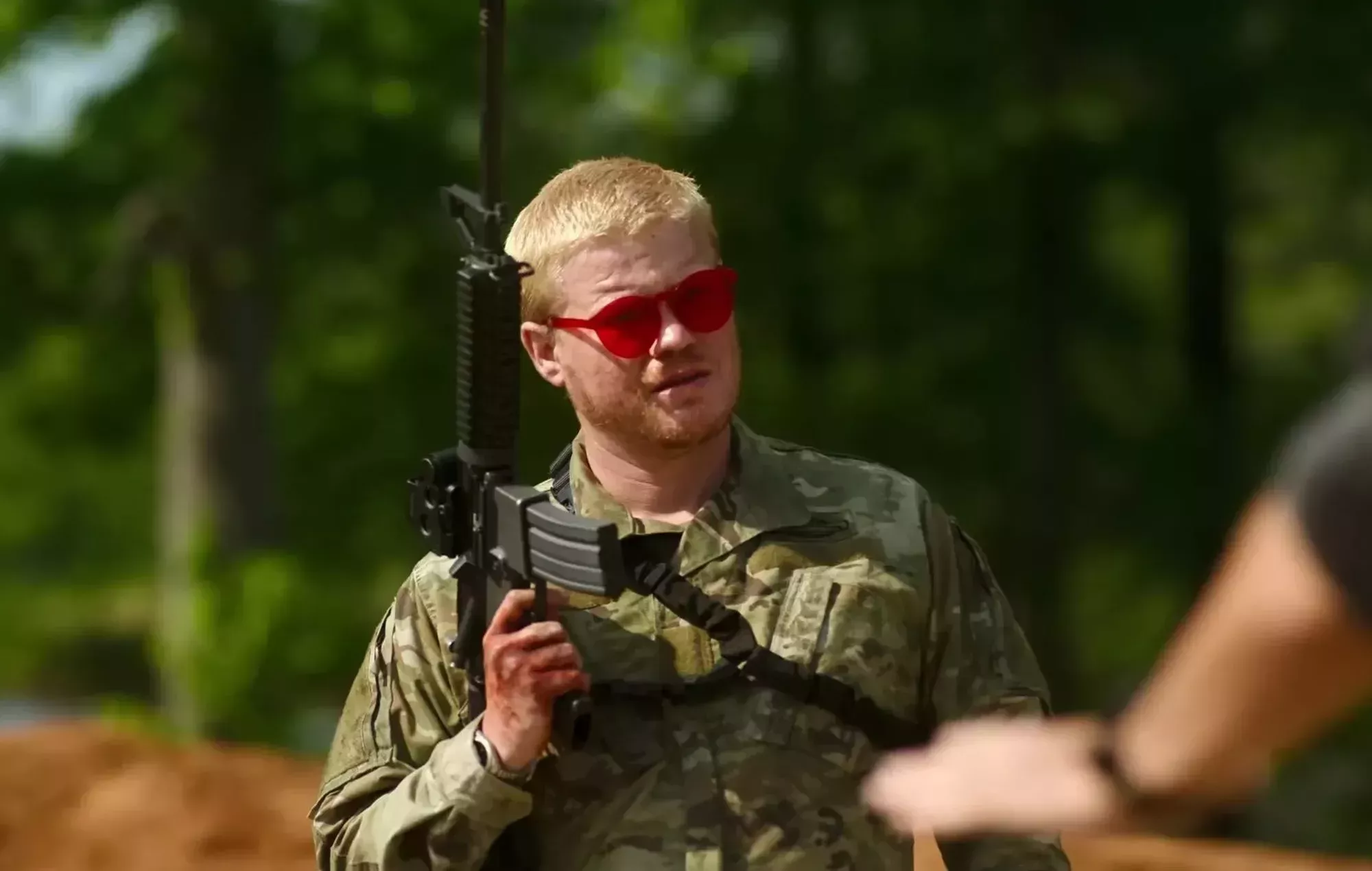 ¿Por qué Jesse Plemons lleva gafas de sol rojas en 'Civil War'?