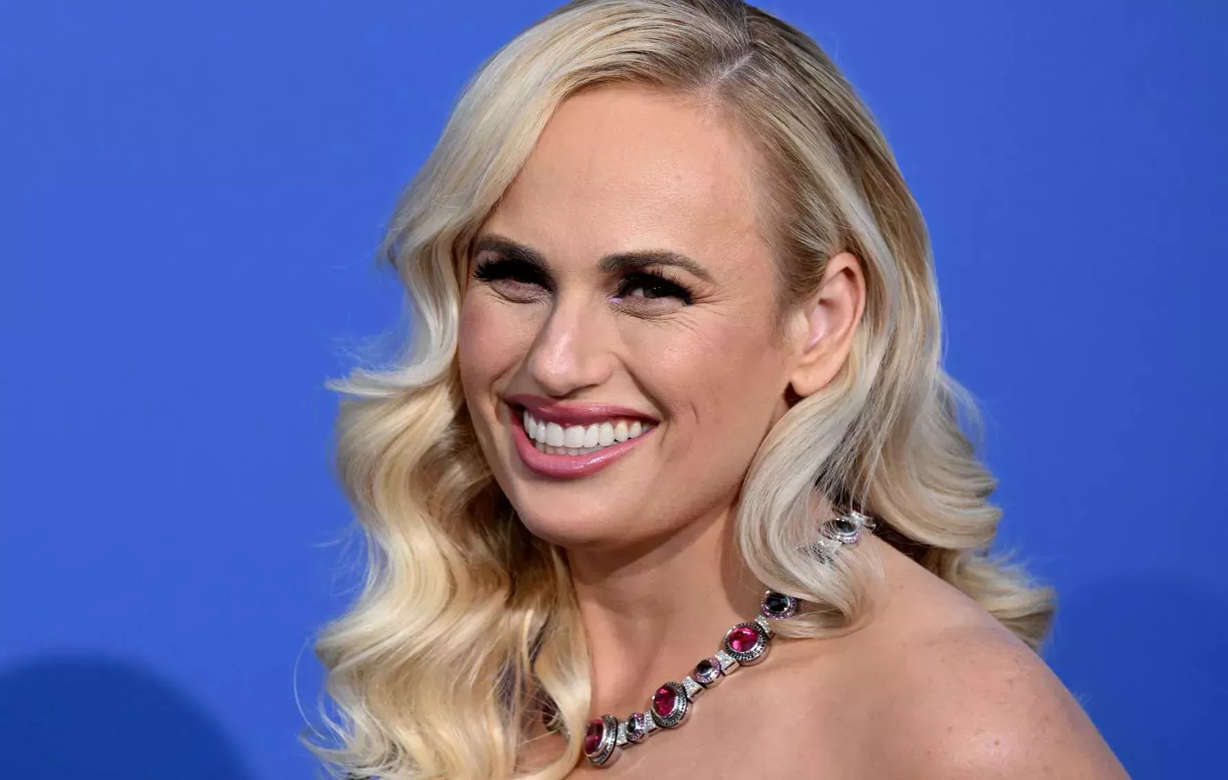 Rebel Wilson afirma que fue invitada a una orgía de sexo y drogas por la realeza británica