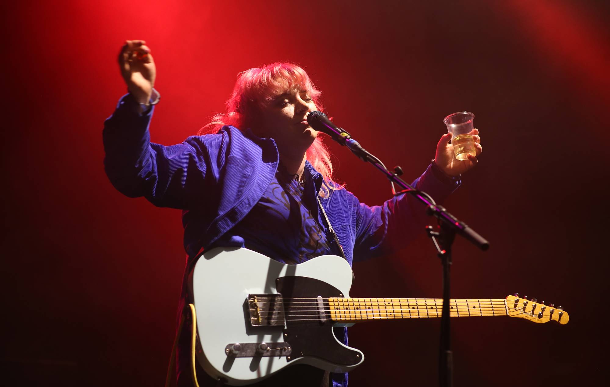 Sprints emite un comunicado después de que la cantante Karla Chubb sufriera una agresión sexual en un concierto: "Qué vergüenza. Hacedlo mejor".