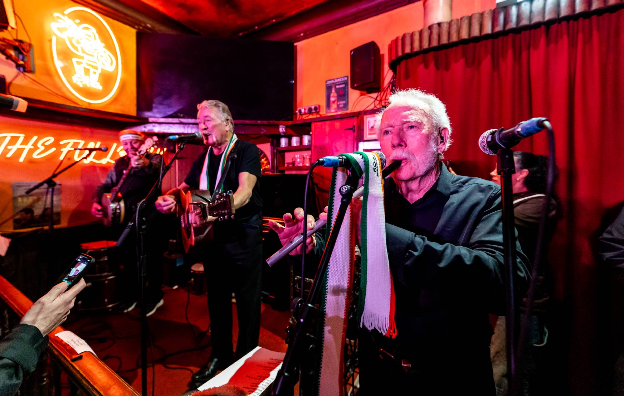 The Wolfe Tones actúan por sorpresa en un pub londinense y nos cuentan que son "muy especiales para la diáspora irlandesa"