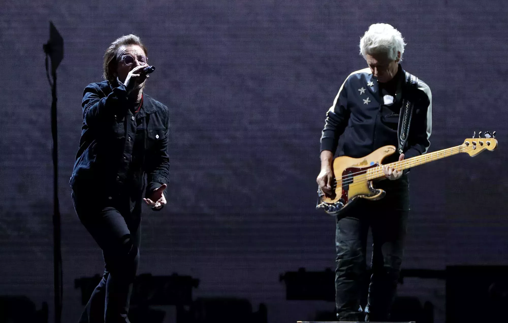 U2 reedita digitalmente 'Discothèque' con caras b y mezclas como parte de una nueva serie de reediciones de 