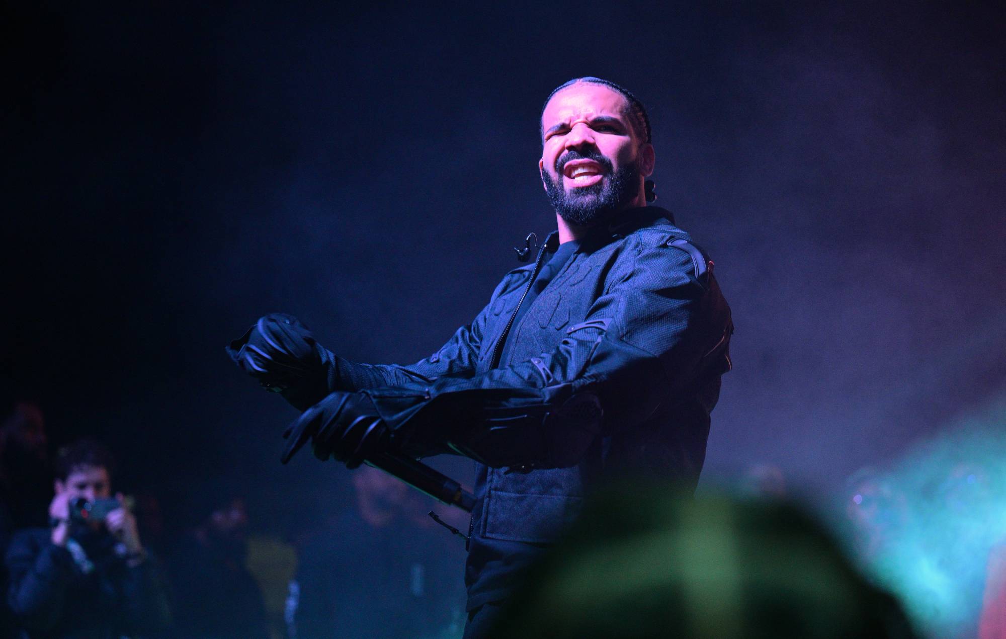 Uma Thurman ofrece a Drake su icónico traje amarillo de "Kill Bill" por sus continuas peleas de rap