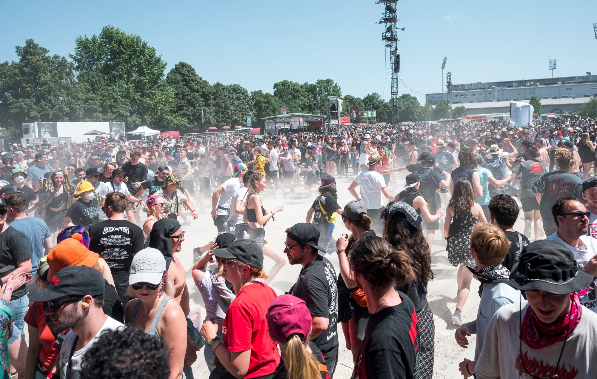 Un enorme festival de rock anuncia una zona designada para el moshing con "estilos de baile hardcore no permitidos"
