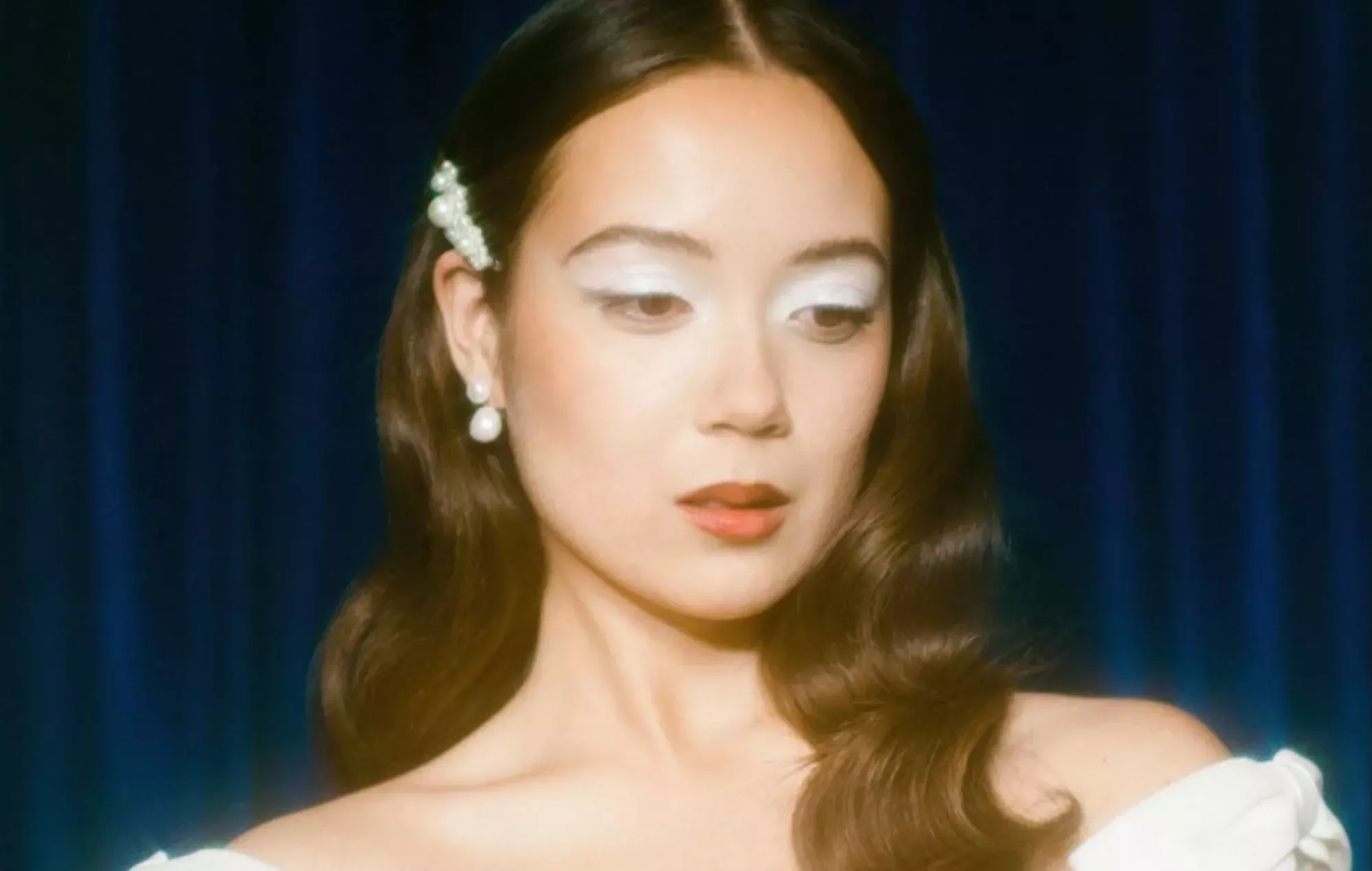 Vea el nuevo cortometraje de Laufey para 