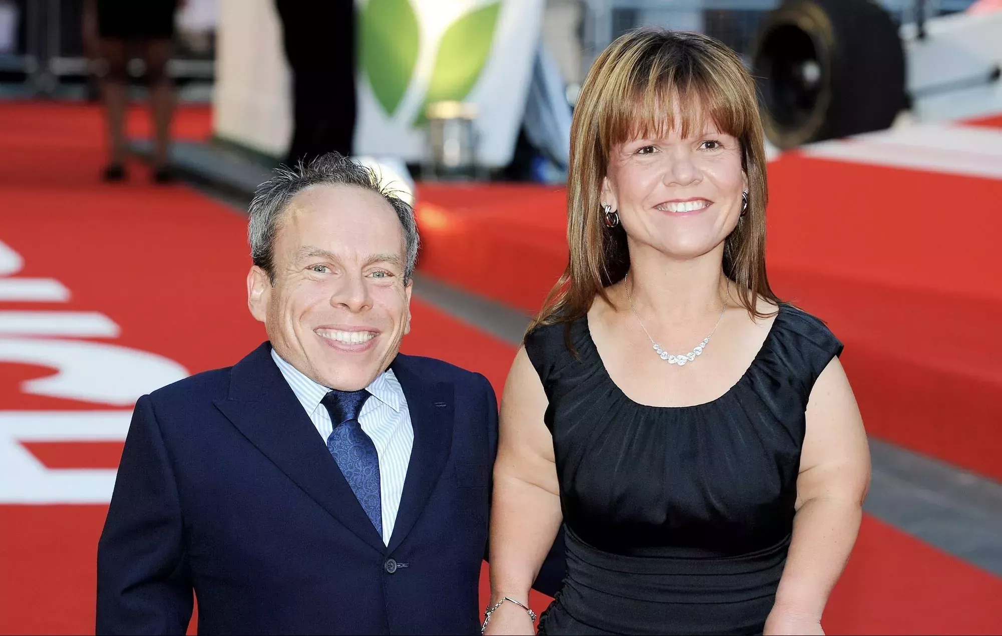 Warwick Davis rinde homenaje a su mujer Samantha, fallecida a los 53 años