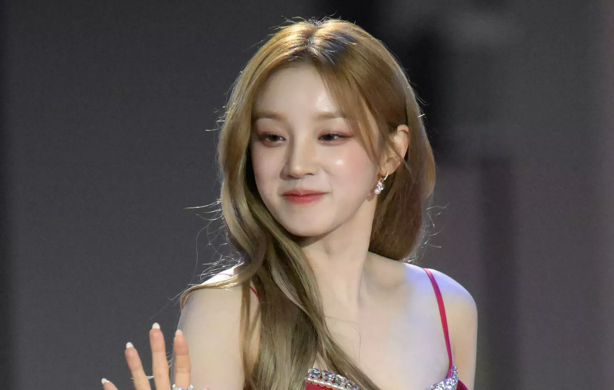 Yuqi, de (G)I-DLE, es perseguida por personajes de películas de terror en el vídeo musical de 