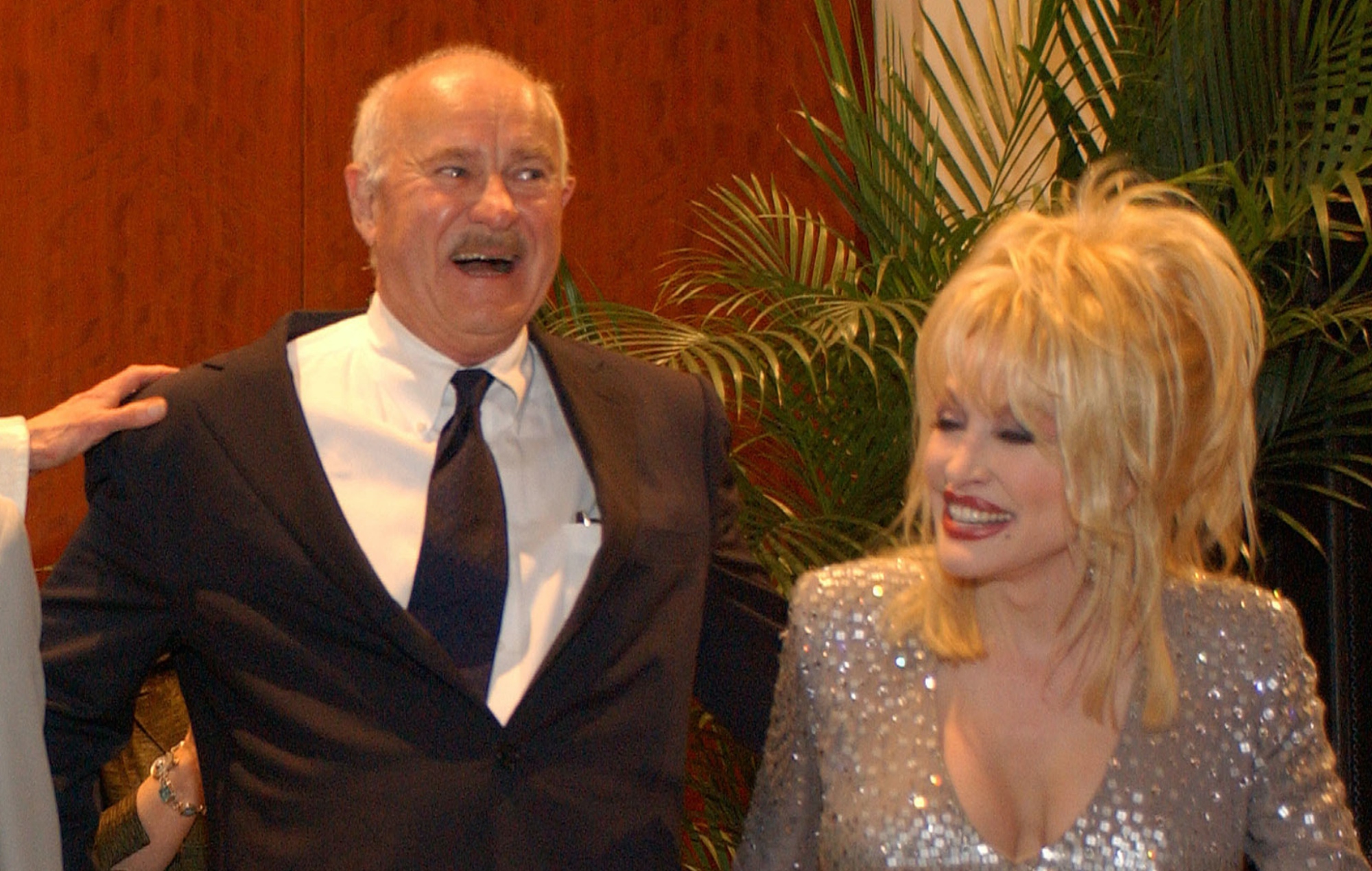 Dolly Parton rinde homenaje al actor de 'De 9 a 5' Dabney Coleman: "Le echaré mucho de menos"
