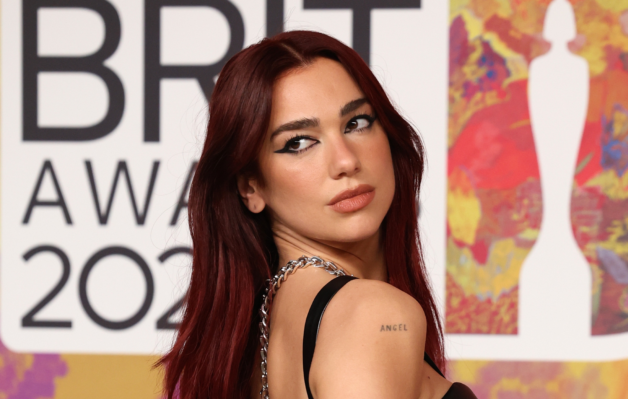 Dua Lipa se sincera sobre las secuelas de su meme 'New Rules' de los BRITs: "Fue humillante"