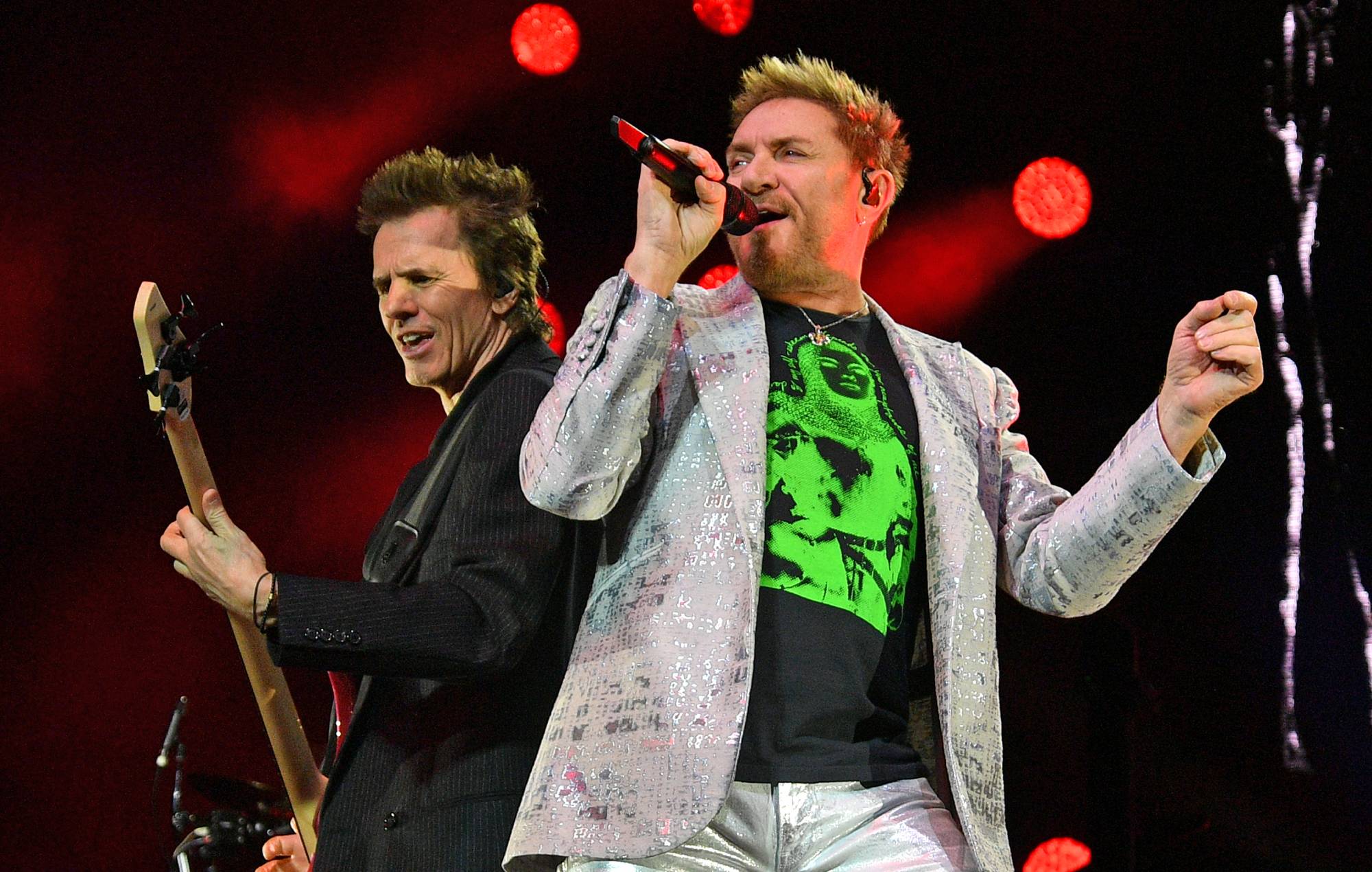 Duran Duran borra una foto con un cibercamión Tesla tras las reacciones en Internet