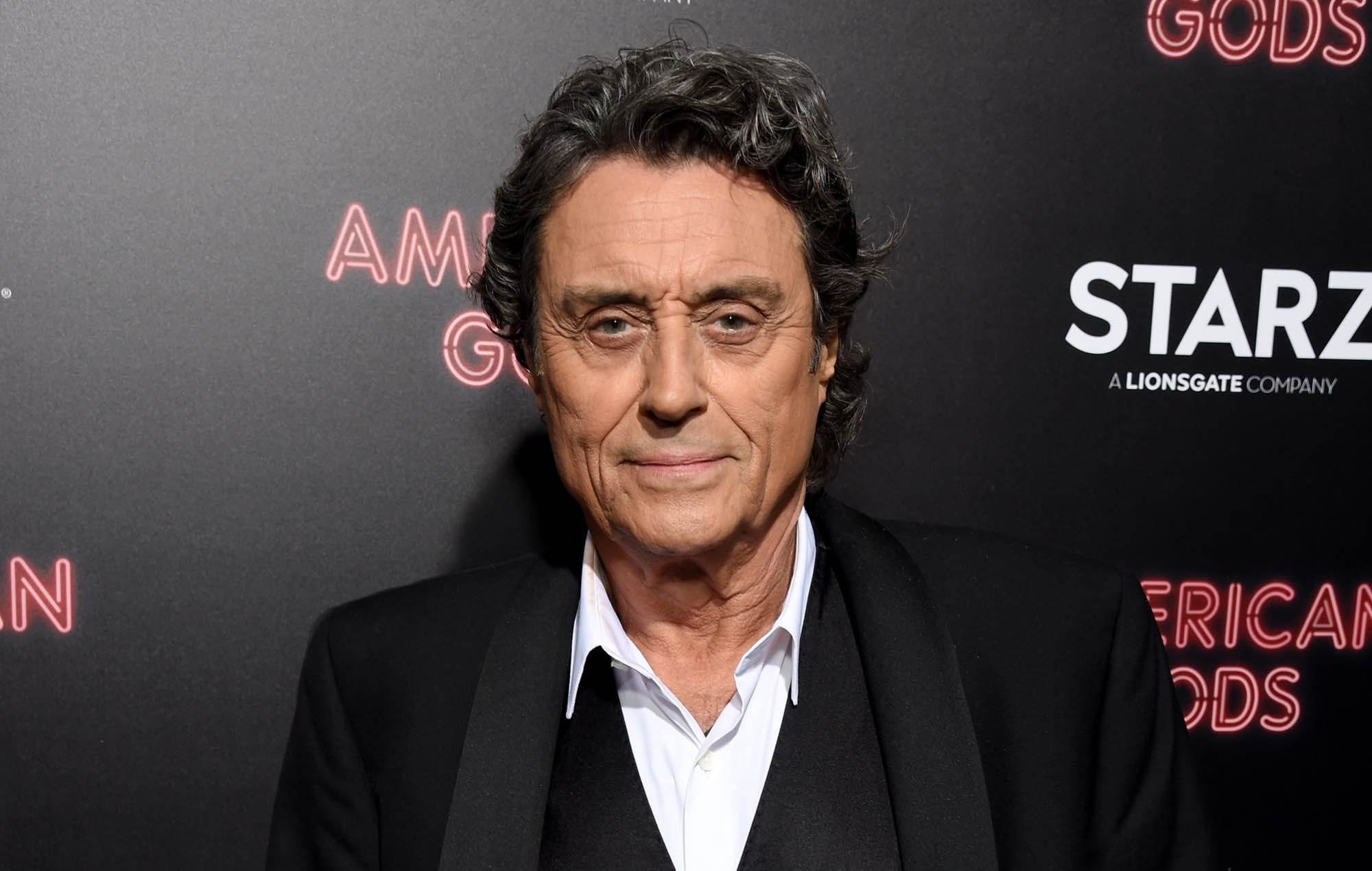Ian McShane recuerda cuando fumaba "un porro grande" y grabó el éxito de Grace Jones 'Slave To The Rhythm'