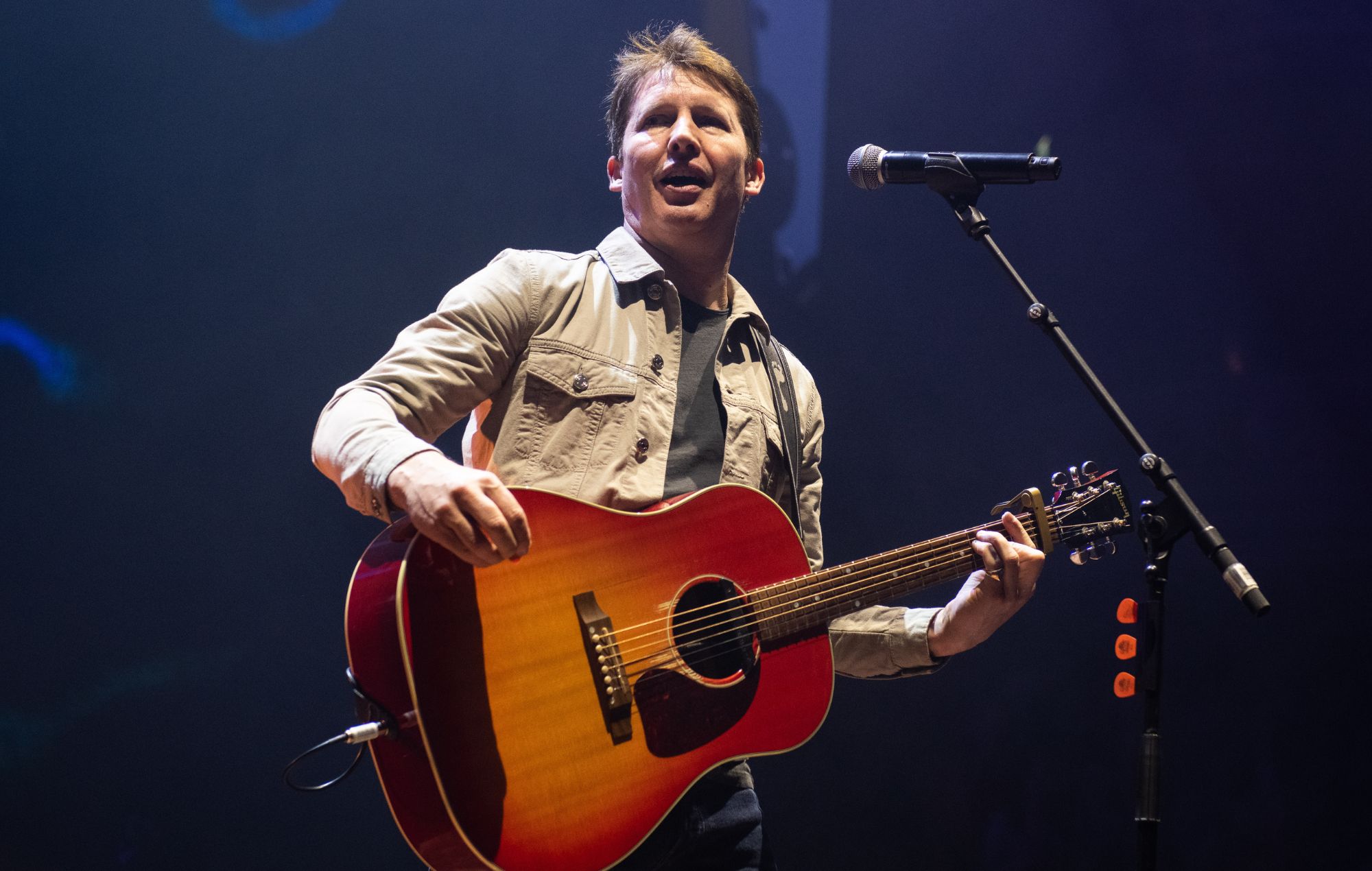 James Blunt anuncia una gira por el 20º aniversario de "Back To Bedlam" en el Reino Unido y Europa junto con una reedición
