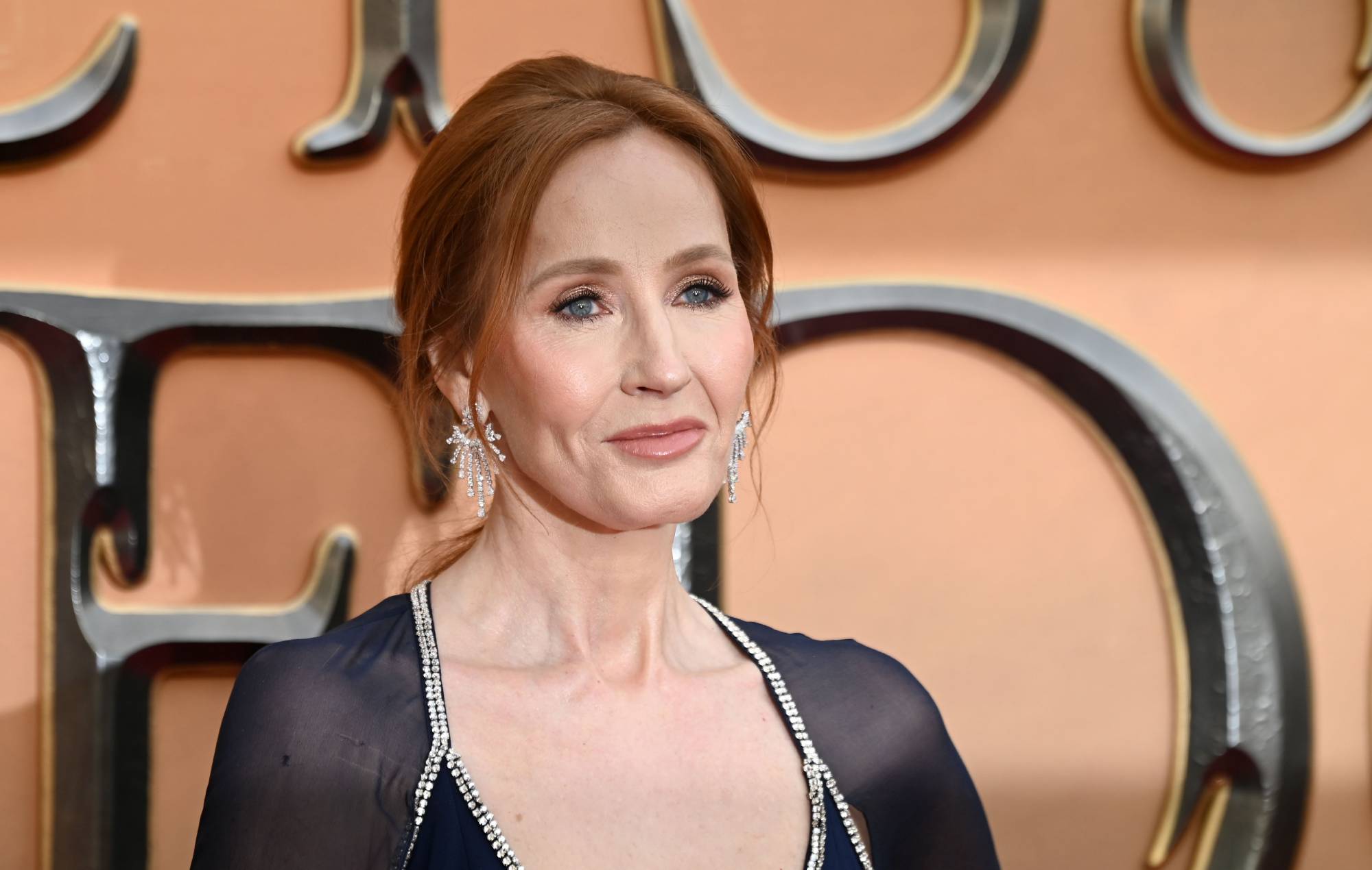 J.K. Rowling revela que sus seres queridos le "suplicaron" que mantuviera en privado sus opiniones contrarias a los transexuales