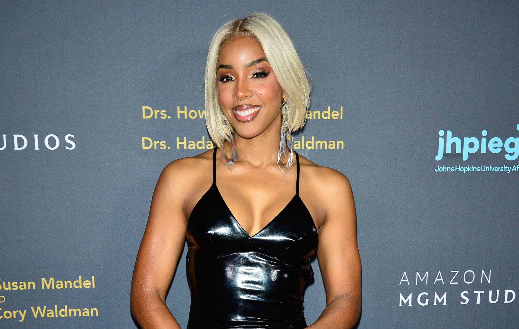 Kelly Rowland parece discutir con un guardia de seguridad en la alfombra roja de Cannes