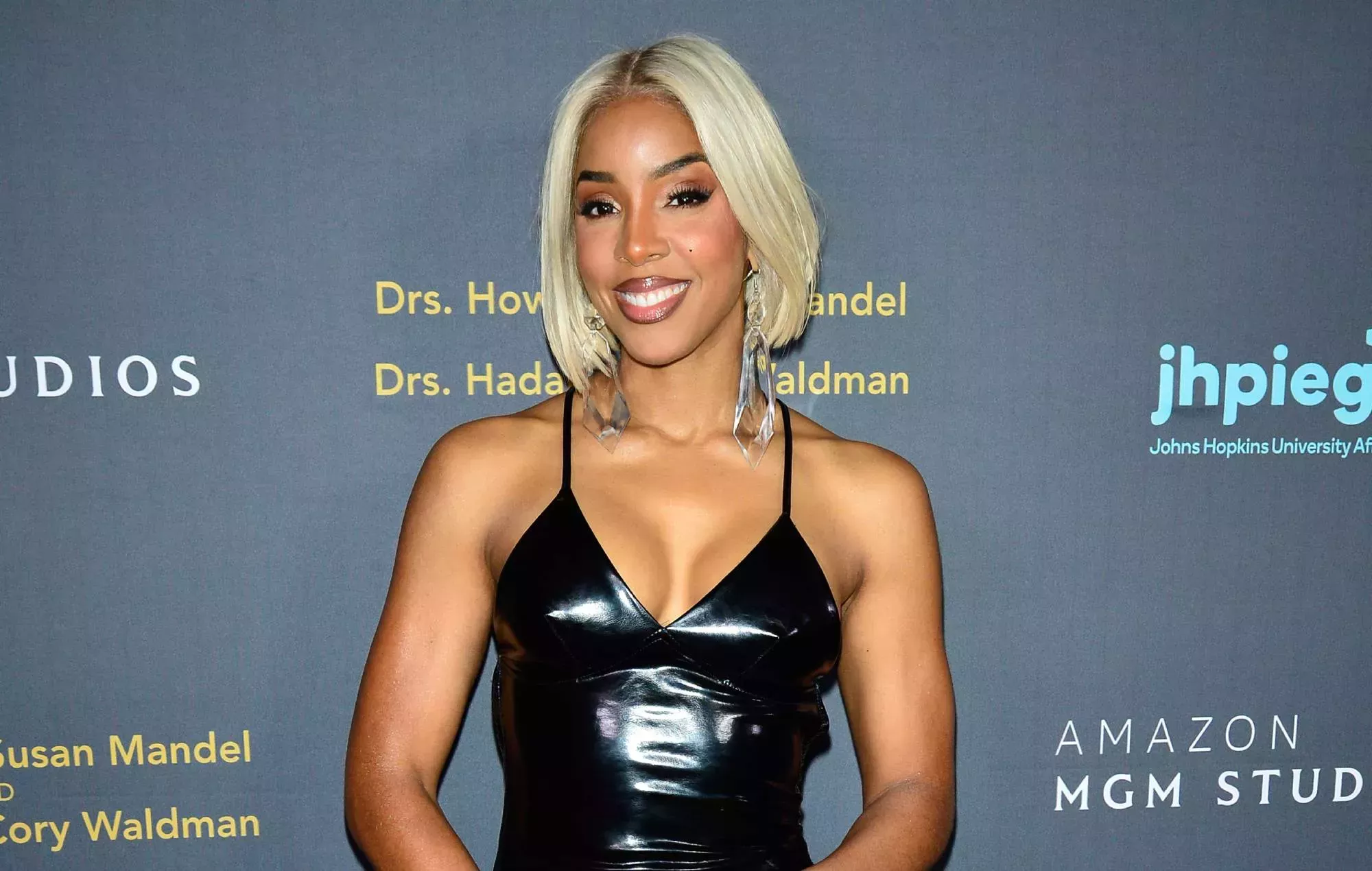 Kelly Rowland parece discutir con un guardia de seguridad en la alfombra roja de Cannes