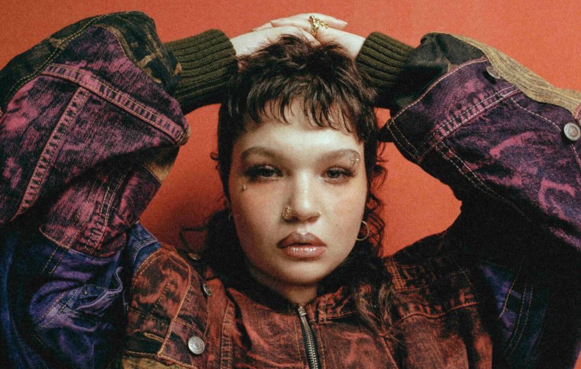 Lola Young comparte 'Messy' y anuncia nuevo álbum 'This Wasn't Meant For You Anyway'