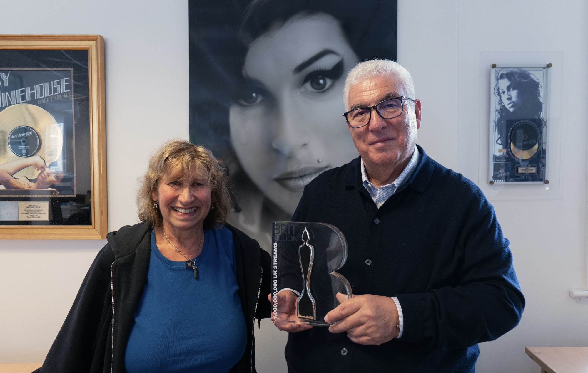 Los padres de Amy Winehouse aceptan el premio BRIT Billion en su nombre