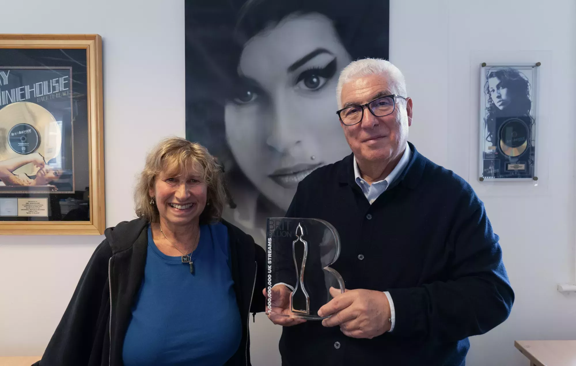 Los padres de Amy Winehouse aceptan el premio BRIT Billion en su nombre