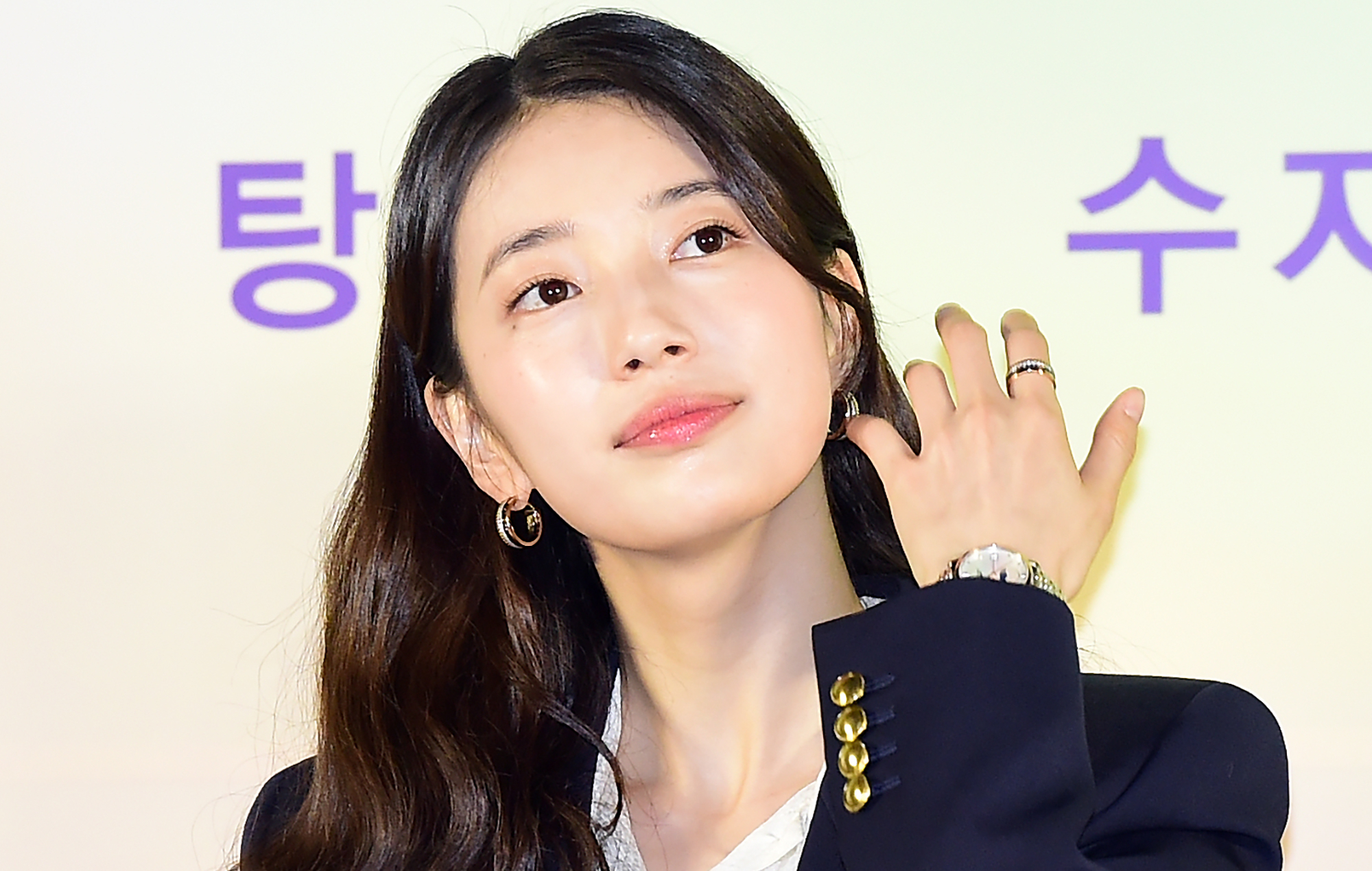 Bae Suzy dice que está "incomparablemente más contenta" tras dejar atrás la vida de ídolo del K-pop