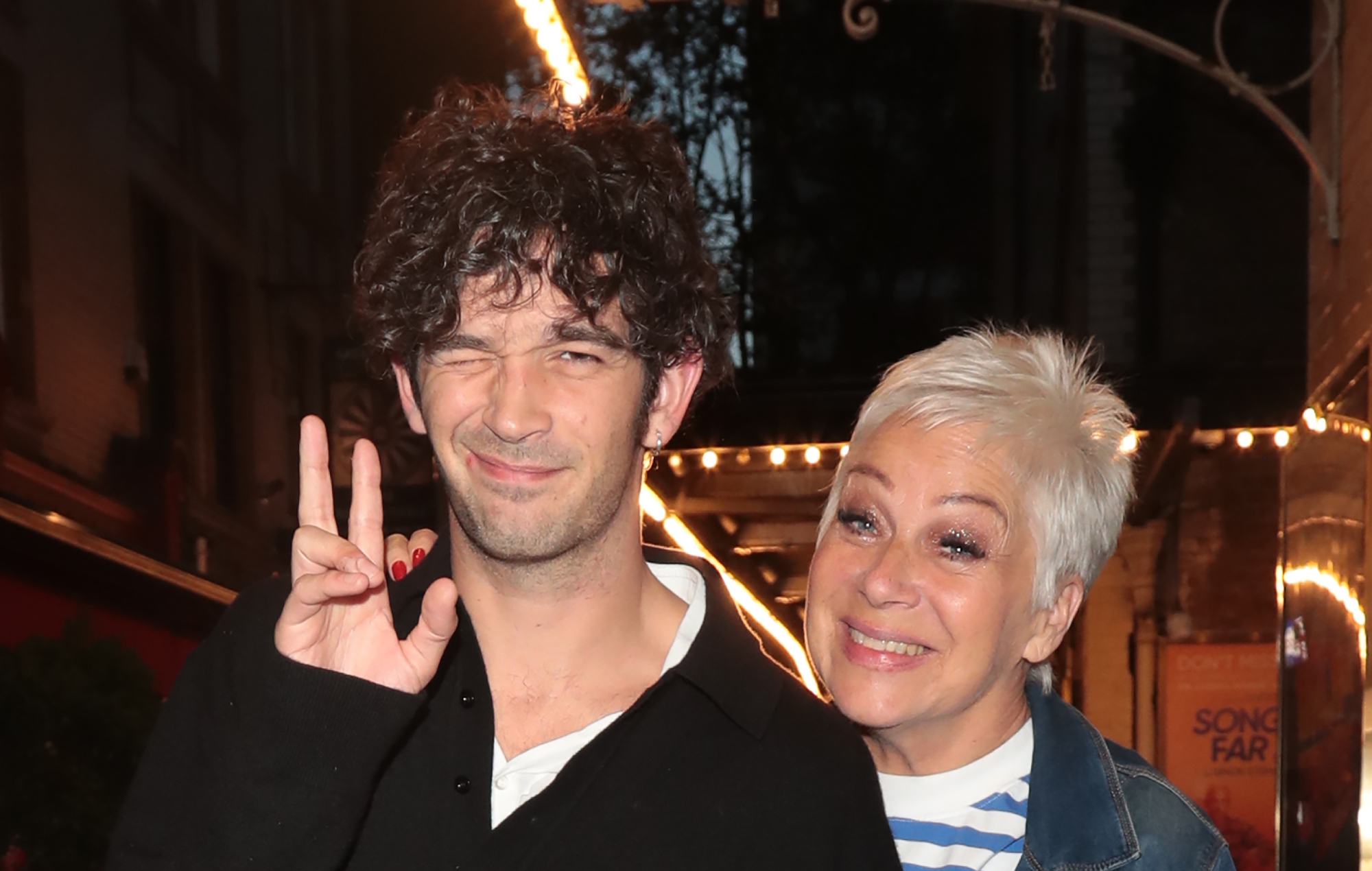 Denise Welch confirma el compromiso de su hijo Matty Healy con Gabbriette