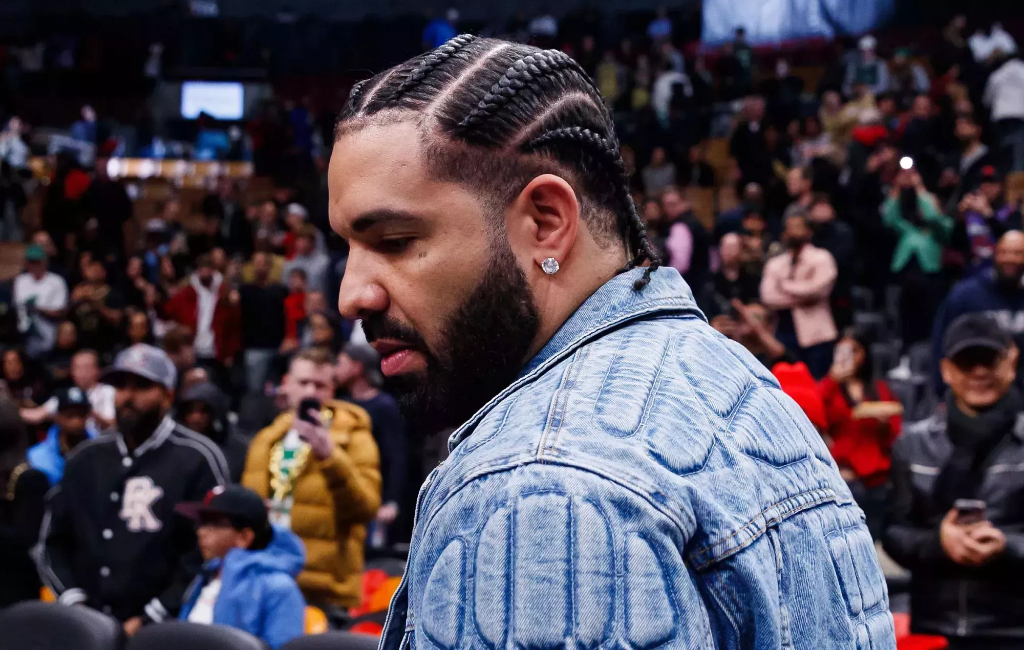 Drake demandado por la marca de los 80 Members Only por usar una frase