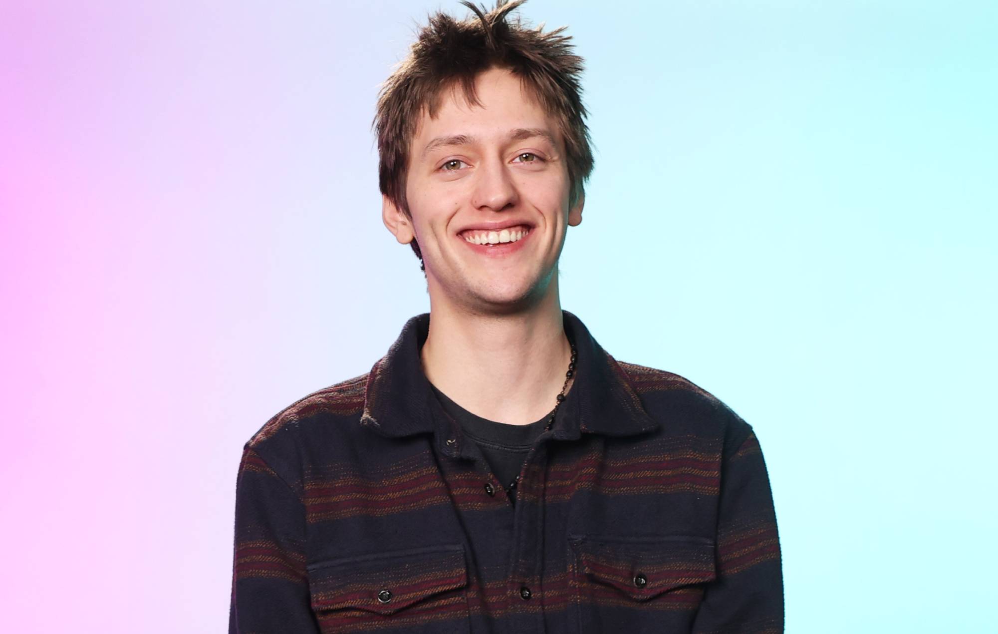 El director de Percy Hynes White defiende al actor de "Miércoles" tras la acusación de agresión sexual