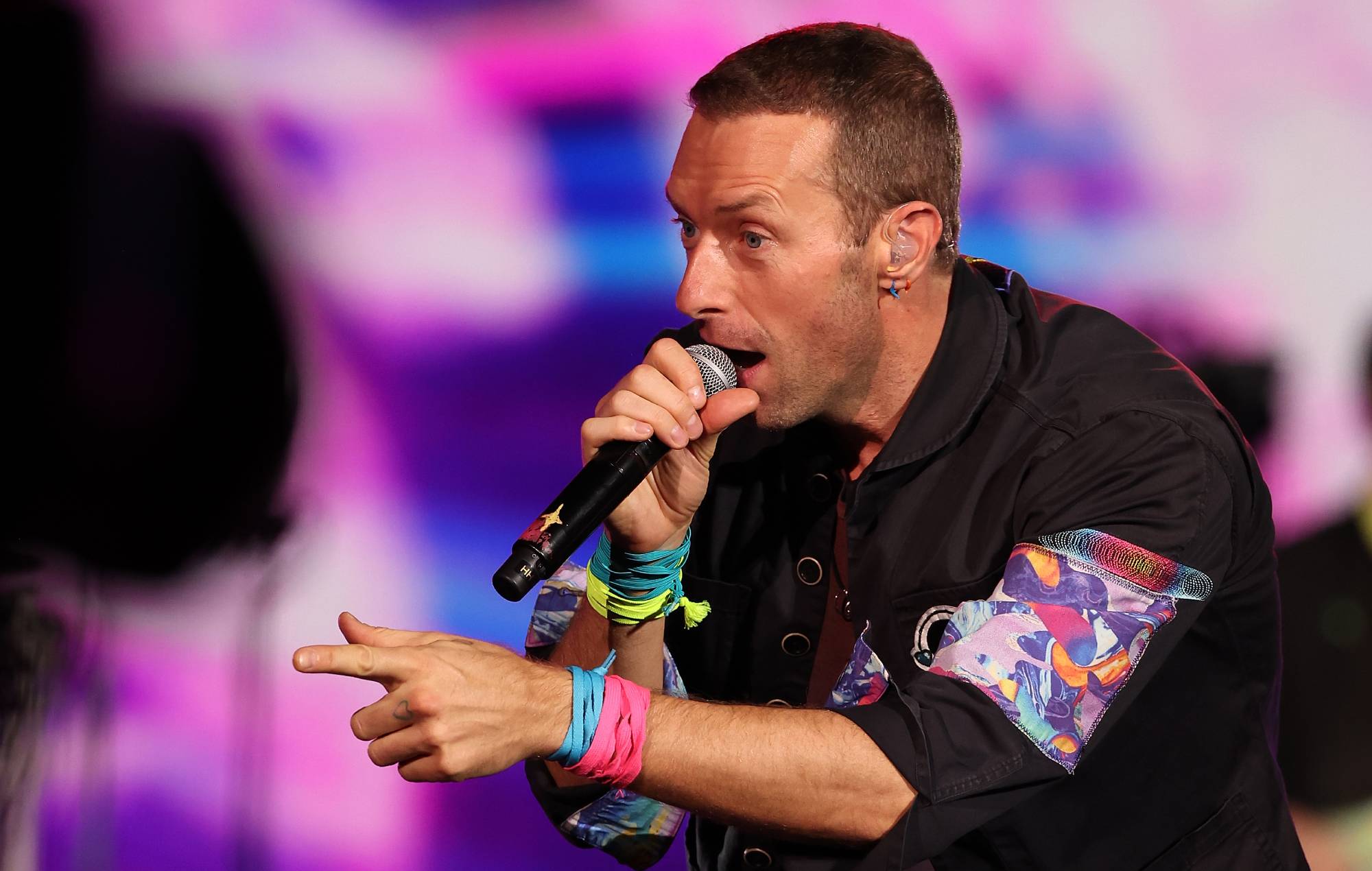El invitado musical de Coldplay, abucheado en Rumanía por cantar manele