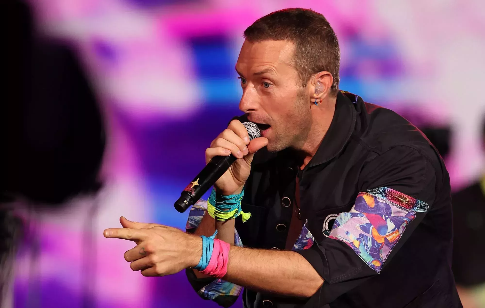 El invitado musical de Coldplay, abucheado en Rumanía por cantar manele