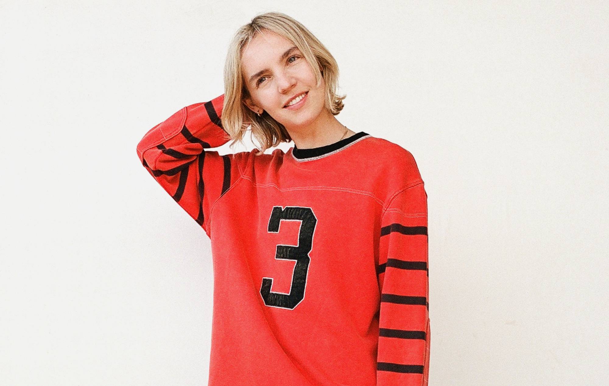 Escucha el nuevo single de inspiración country de The Japanese House ':)'